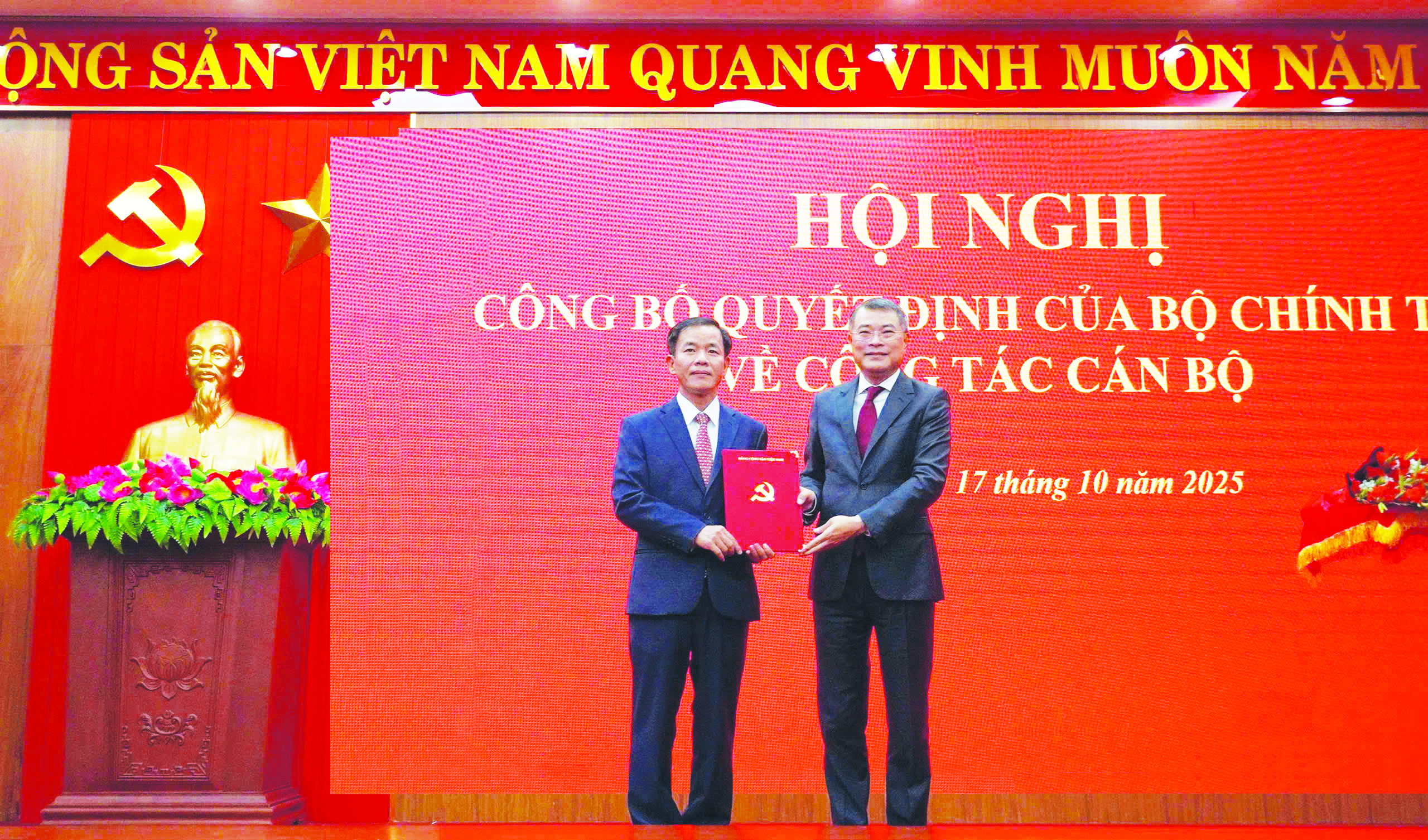 Đồng chí Lê Minh Hưng, Ủy viên Bộ Chính trị, Bí thư Trung ương Đảng, Trưởng Ban Tổ chức Trung ương trao quyết định của Bộ Chính trị về việc điều động, chỉ định đồng chí Nguyễn Văn Phương giữ chức Bí thư Tỉnh ủy Quảng Trị - Ảnh: Q.V