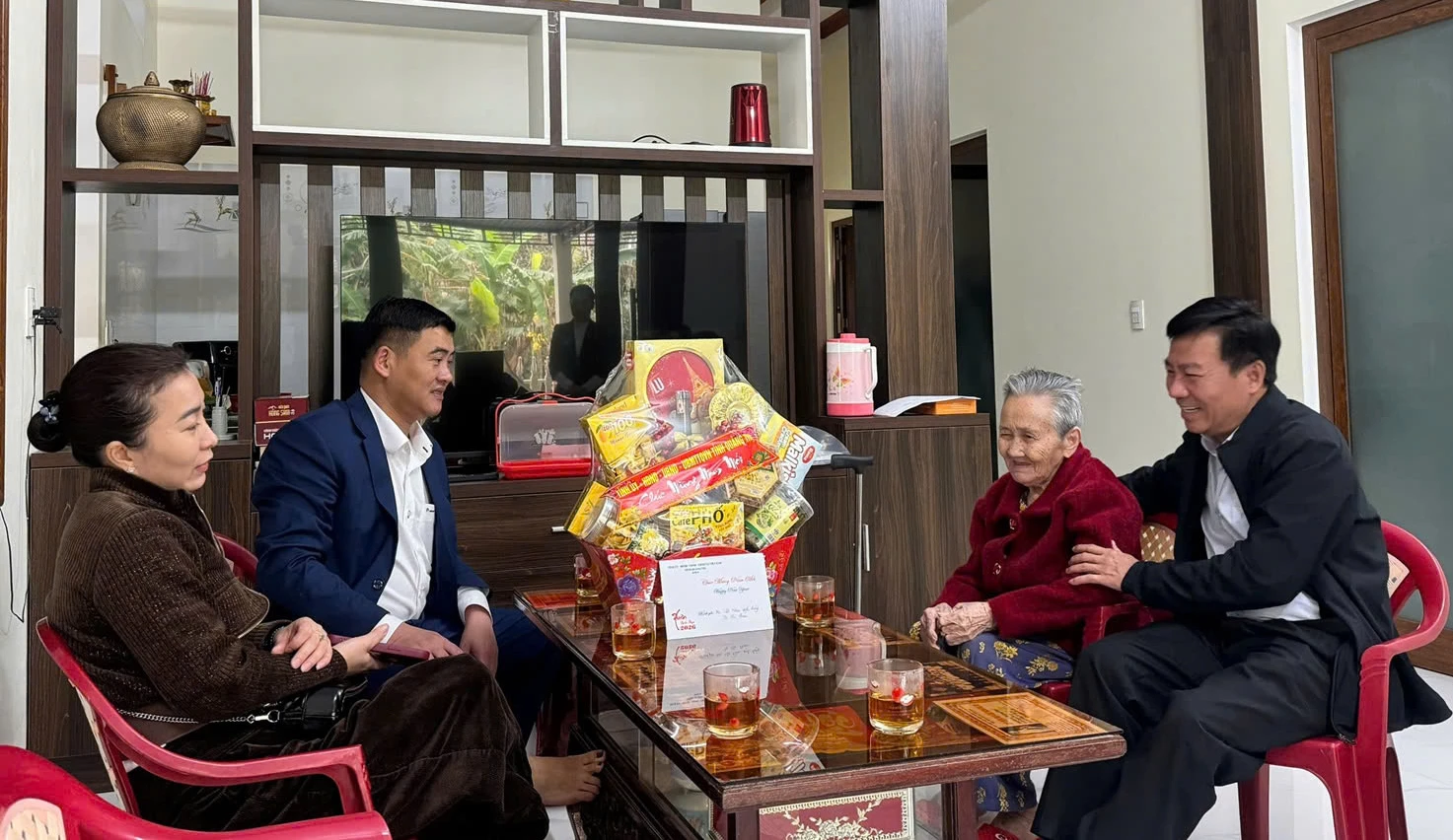 Đồng chí Đào Mạnh Hùng, Ủy viên Ban Thường vụ Tỉnh ủy, Phó Chủ tịch Thường trực Ủy ban MTTQ Việt Nam tỉnh đến thăm, chúc Tết Mẹ Việt Nam anh hùng Tạ Thị Phún (xã Vĩnh Hoàng) - Ảnh: T.H