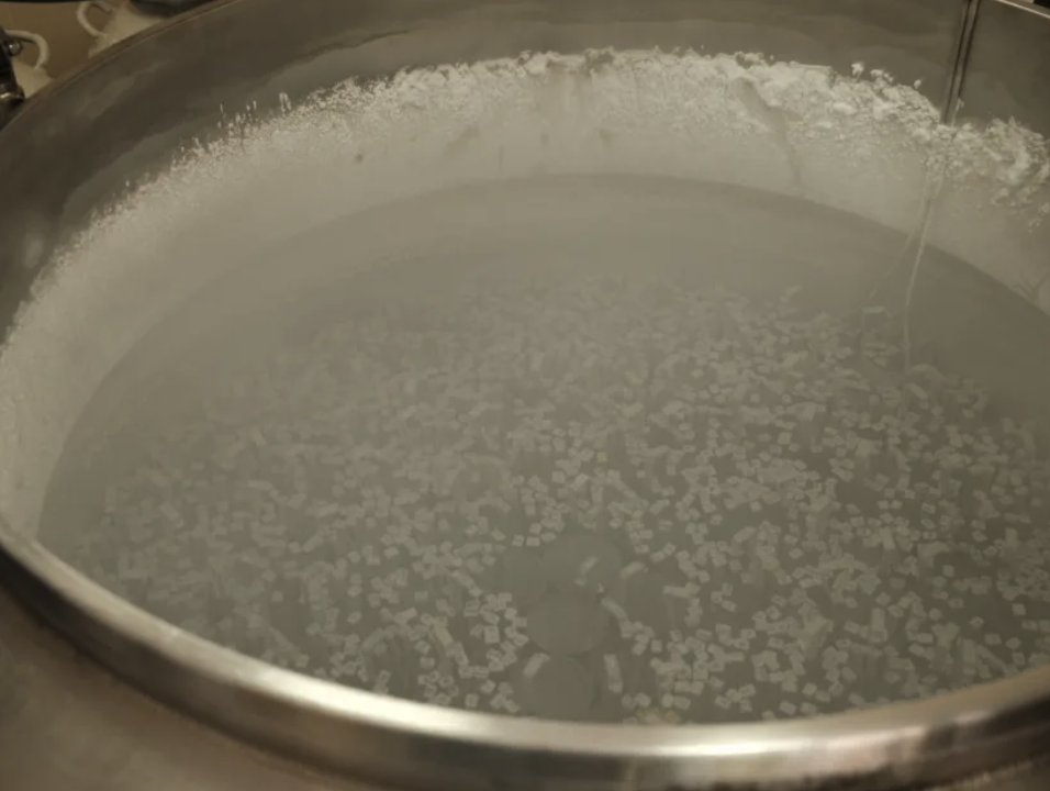 Juliia Seliutina chạm vào bức chân dung chồng mình tại bức tường tưởng niệm ở Kiev. Ảnh: CNN