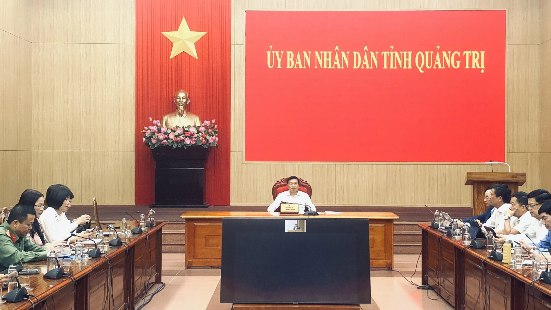 Chủ tịch UBND tỉnh Lê Hồng Vinh chủ trì phiên họp tại điểm cầu Quảng Trị - Ảnh: NL