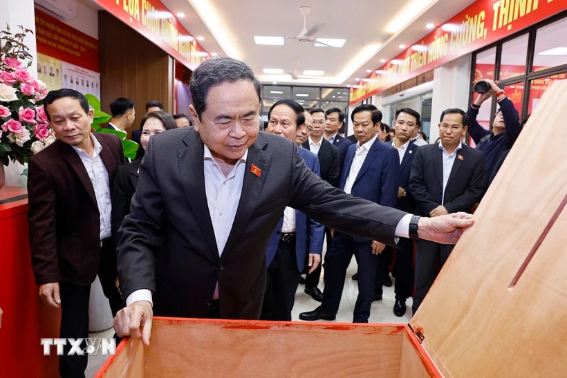 Chủ tịch Quốc hội Trần Thanh Mẫn kiểm tra, giám sát công tác chuẩn bị bầu cử tại khu vực bỏ phiếu số 8, phường Hải An, thành phố Hải Phòng. (Ảnh: Doãn Tấn/TTXVN)