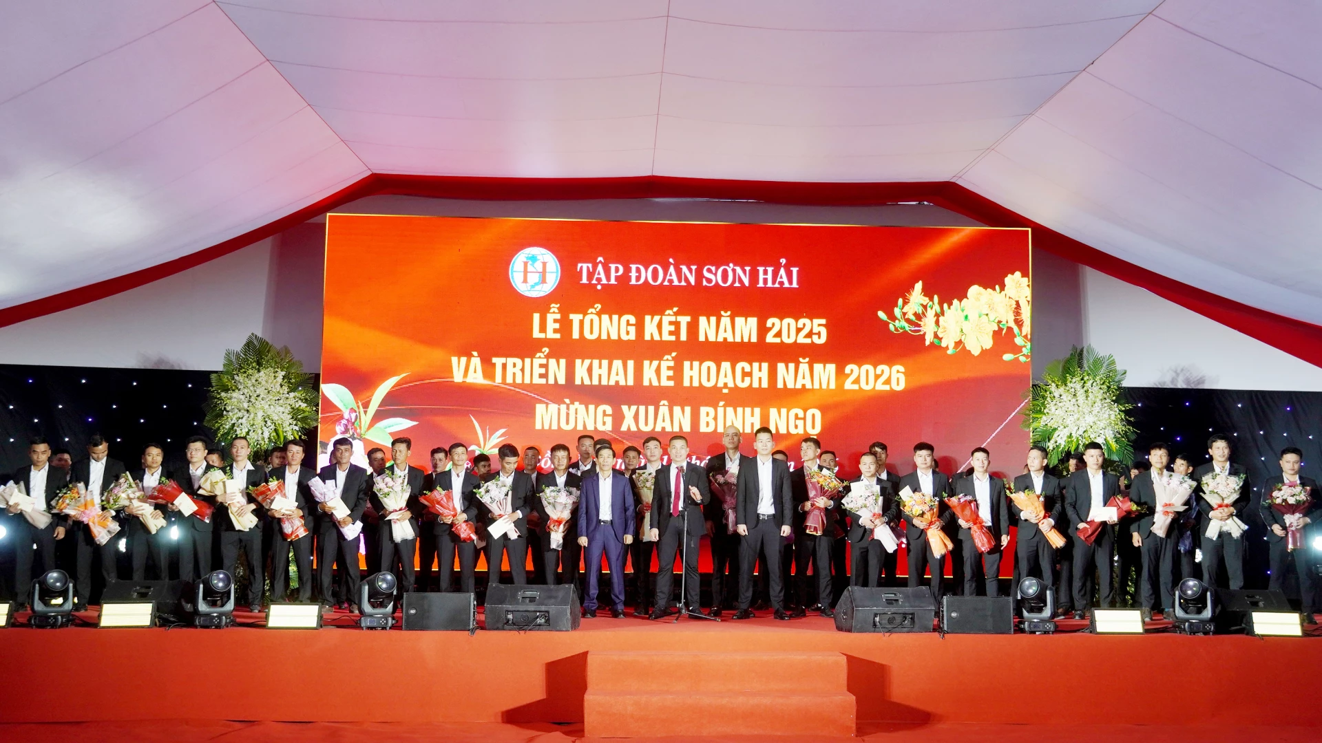 Lãnh đạo Tập đoàn Sơn Hải trao nhiều phần thưởng cho các cá nhân có thành tích xuất sắc trong công tác năm 2025 - Ảnh: X.P