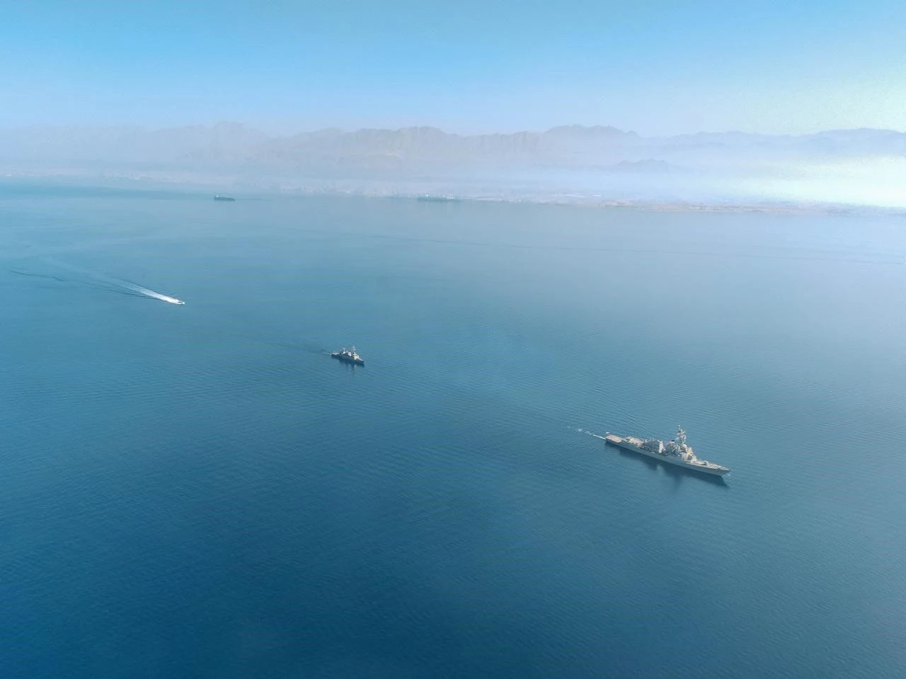 Lực lượng hải quân Israel và Mỹ đã tiến hành tập trận chung tại Biển Đỏ. Theo thông báo của quân đội Israel ngày 3/2/2026, cuộc diễn tập có sự tham gia của các tàu chiến thuộc Hải quân Israel và một tàu khu trục của Hải quân Mỹ đang thăm khu vực. Hoạt động này nằm trong khuôn khổ phối hợp chiến lược thường xuyên giữa Hải quân Israel và Hạm đội 5 của Mỹ. Ảnh: THX/TTXVN