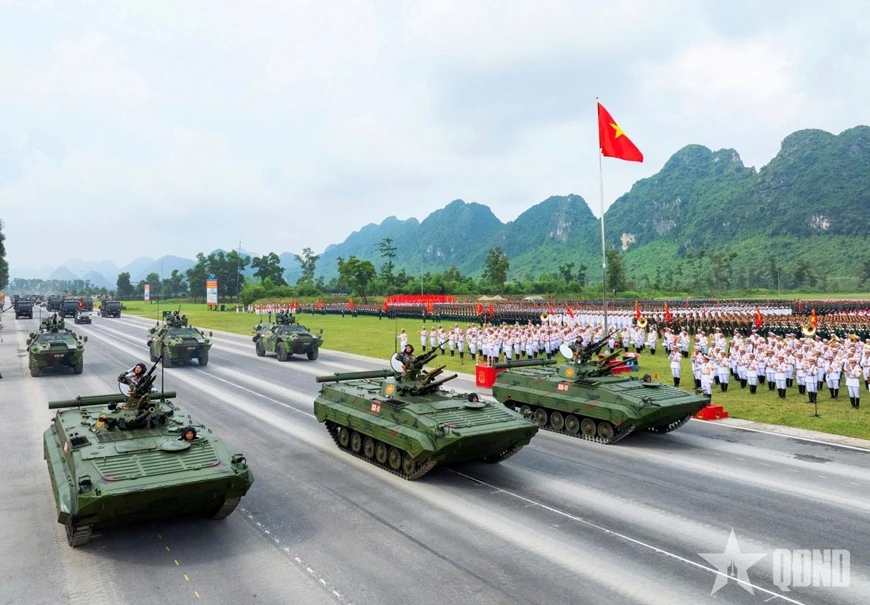 Nhiều trang bị, khí tài hiện đại do công nghiệp quốc phòng Việt Nam sản xuất đã tham gia luyện tập, làm nhiệm vụ diễu binh, diễu hành trong các dịp đại lễ của đất nước. Ảnh: TUẤN HUY 