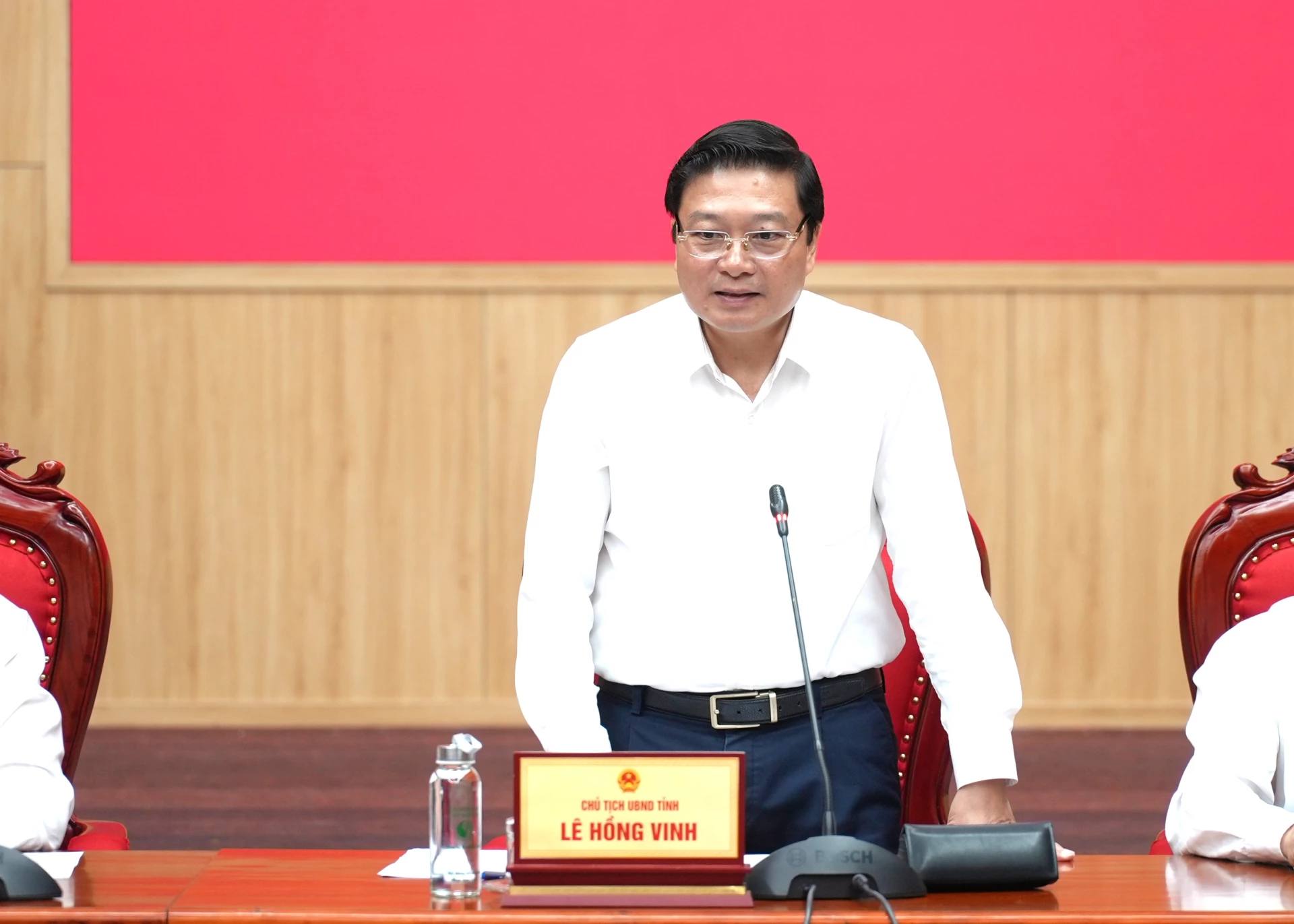 Đồng chí Lê Hồng Vinh, Chủ tịch UBND tỉnh phát biểu đặt vấn đề tại phiên họp - Ảnh: T.Đ