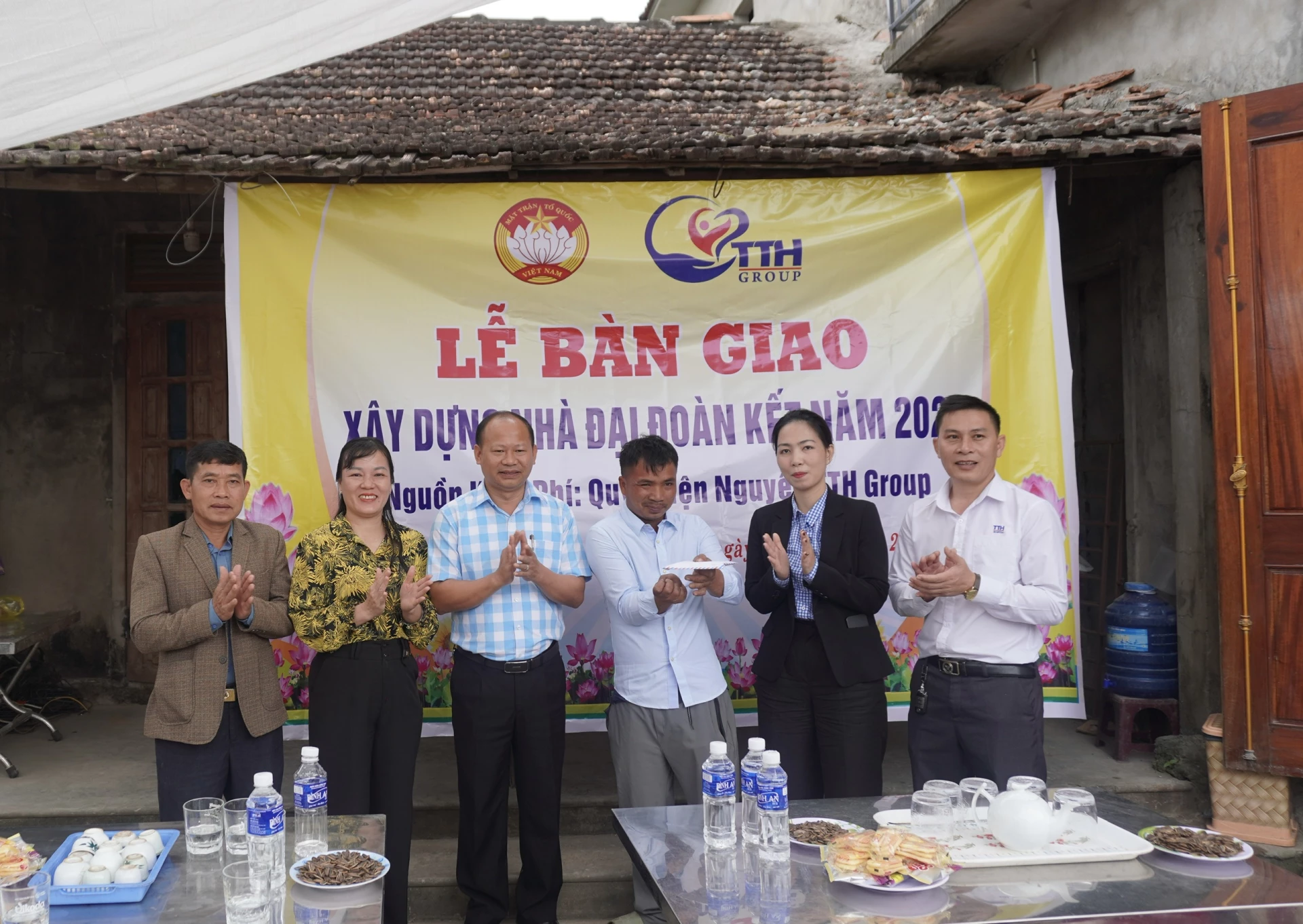 Em Nguyễn Văn Dương vui mừng đón nhận ngôi nhà mới - Ảnh: H.T