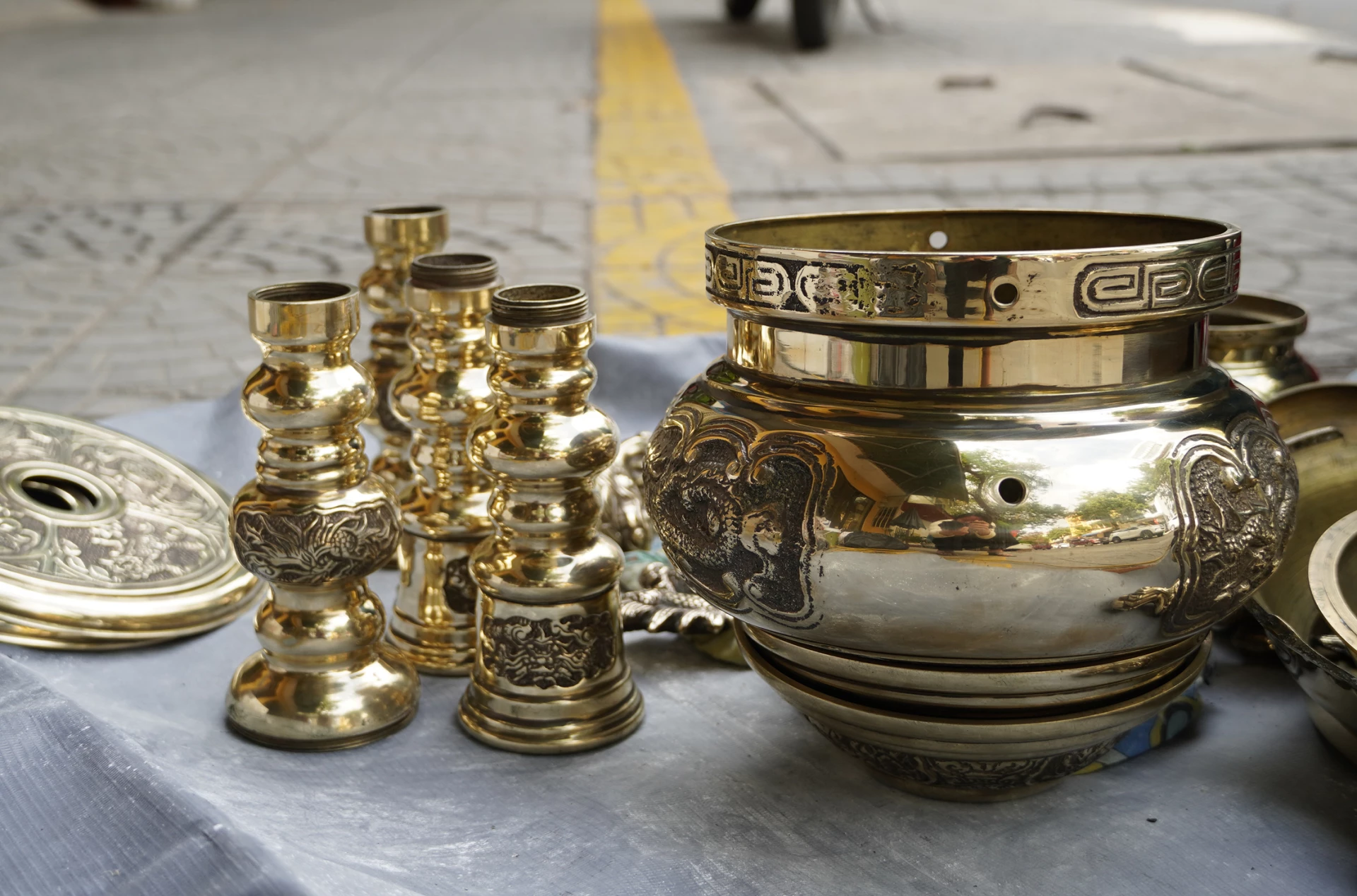 Những bộ lư đồng được đánh sáng bóng - Ảnh: C.N