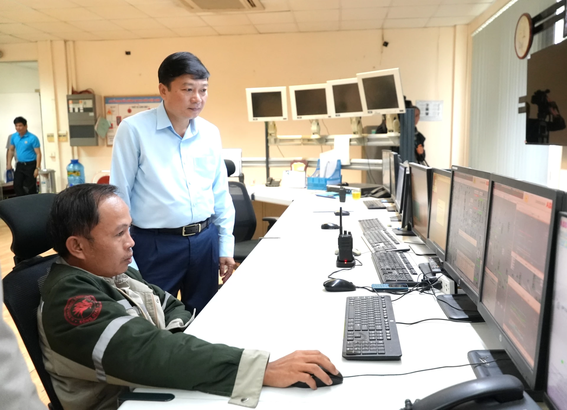 Đồng chí Lê Hồng Vinh, Chủ tịch UBND tỉnh thăm hỏi tình hình đời sống, việc làm của công nhân tại nhà máy - Ảnh: T.Đ