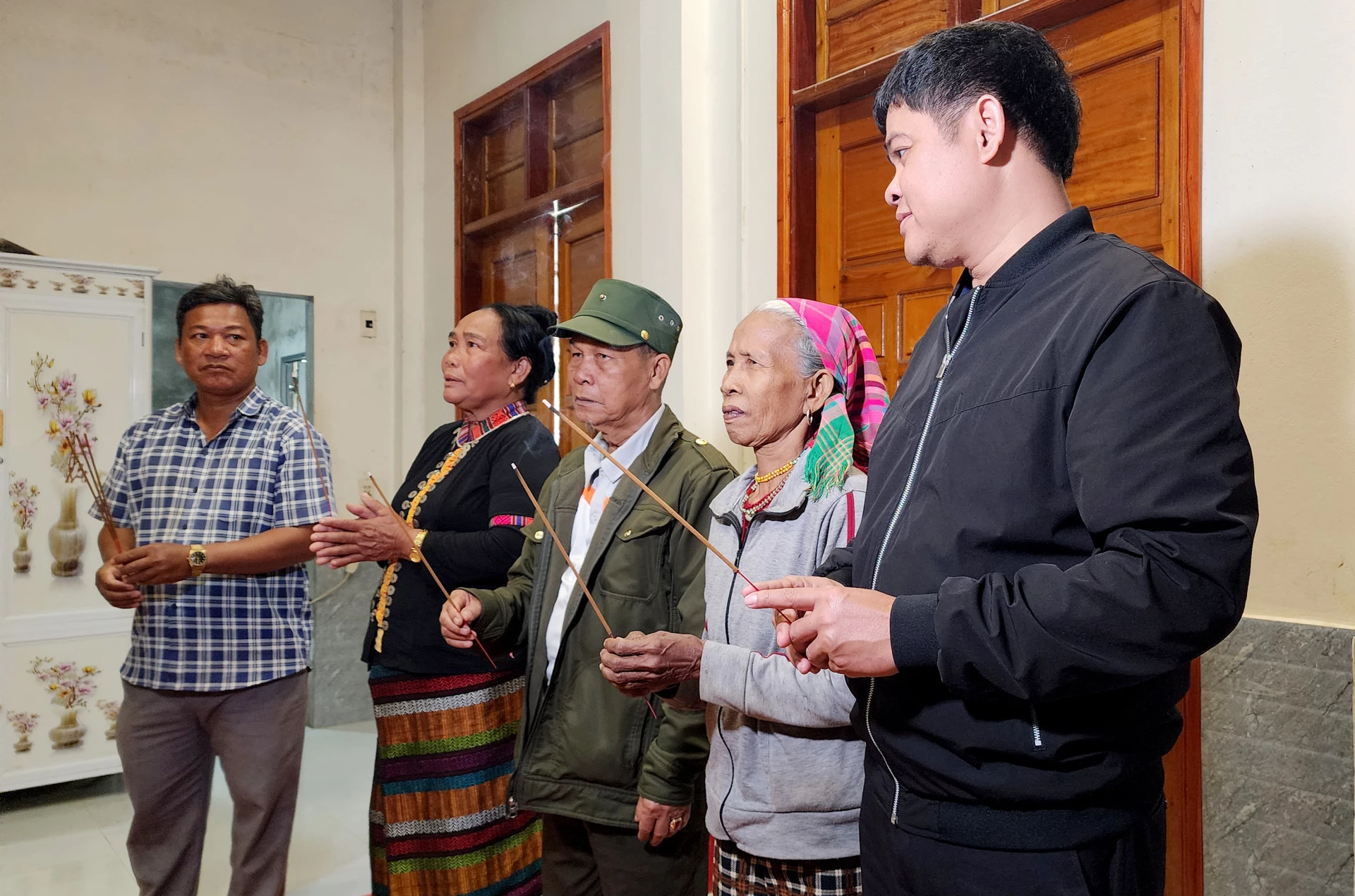 Cùng người thân thắp nén hương trước bàn thờ tổ tiên và Bác Hồ kính yêu- Ảnh: T.L