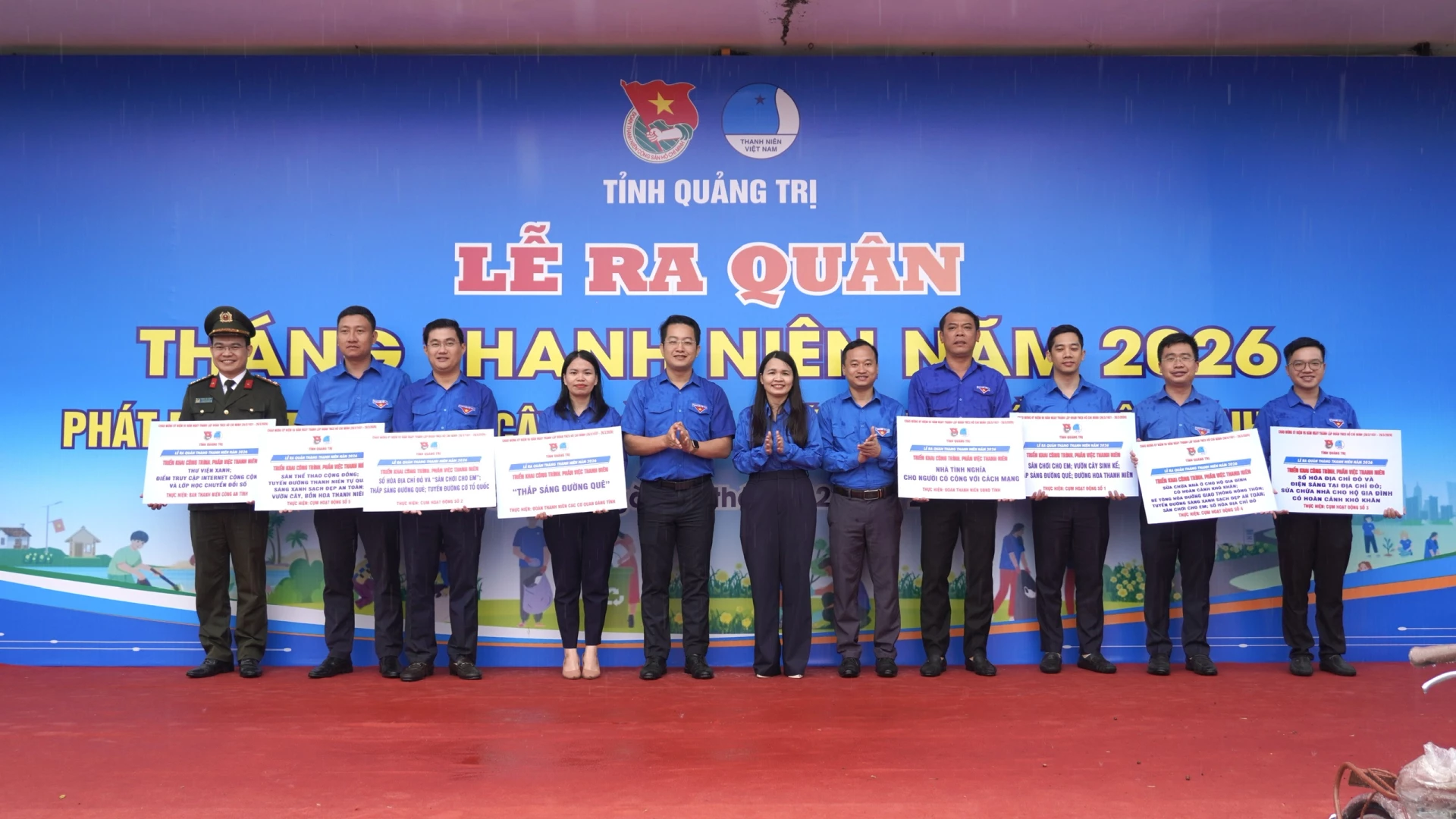 Đại diện các cơ sở Đoàn trong toàn tỉnh nhận biển đảm nhận các công trình, phần việc thanh niên - Ảnh: H.T