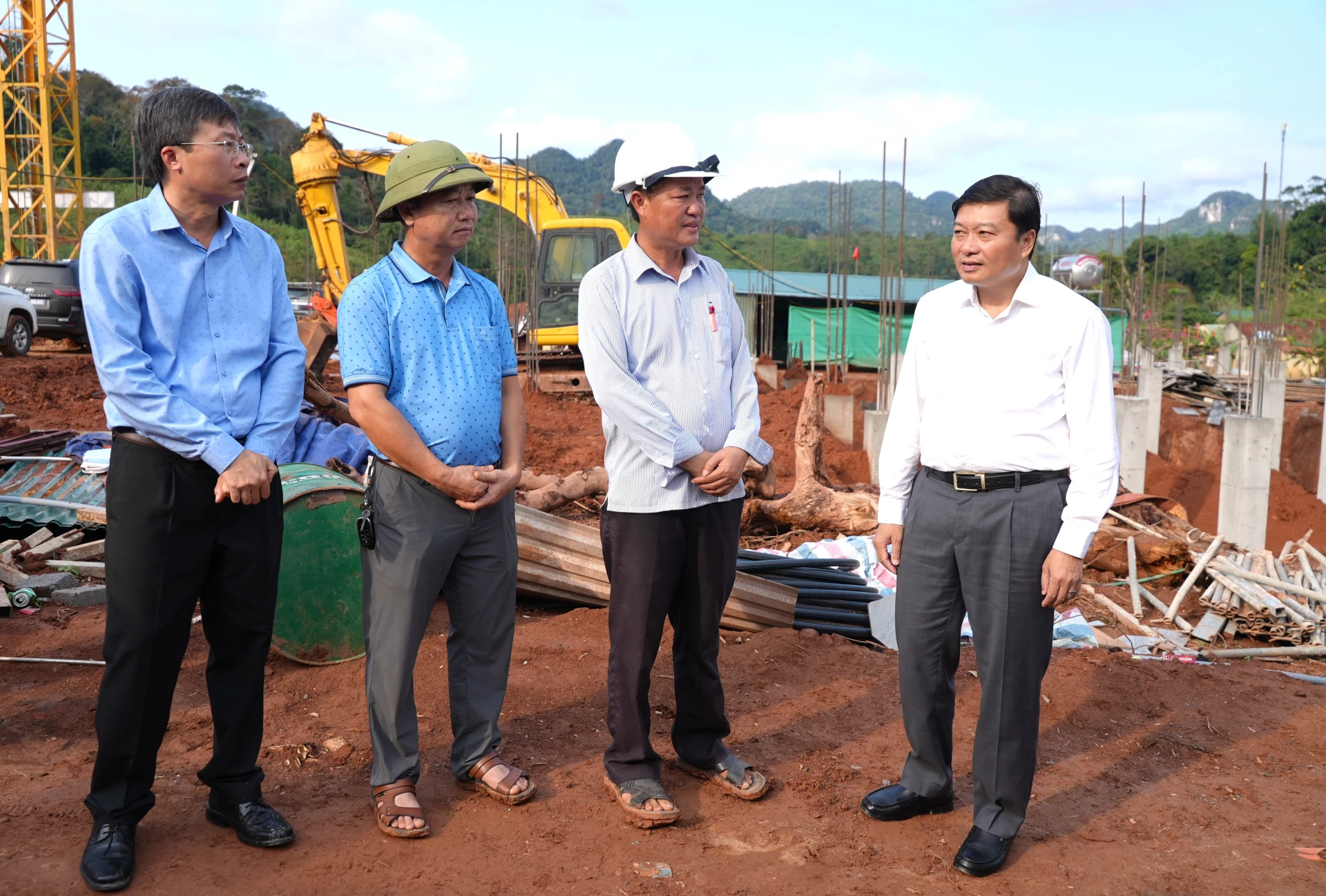 Đồng chí Lê Hồng Vinh, Chủ tịch UBND tỉnh kiểm tra hiện trường dự án Trường Nội trú Tiểu học và Trung học cơ sở Thượng Trạch - Ảnh: T.Đ