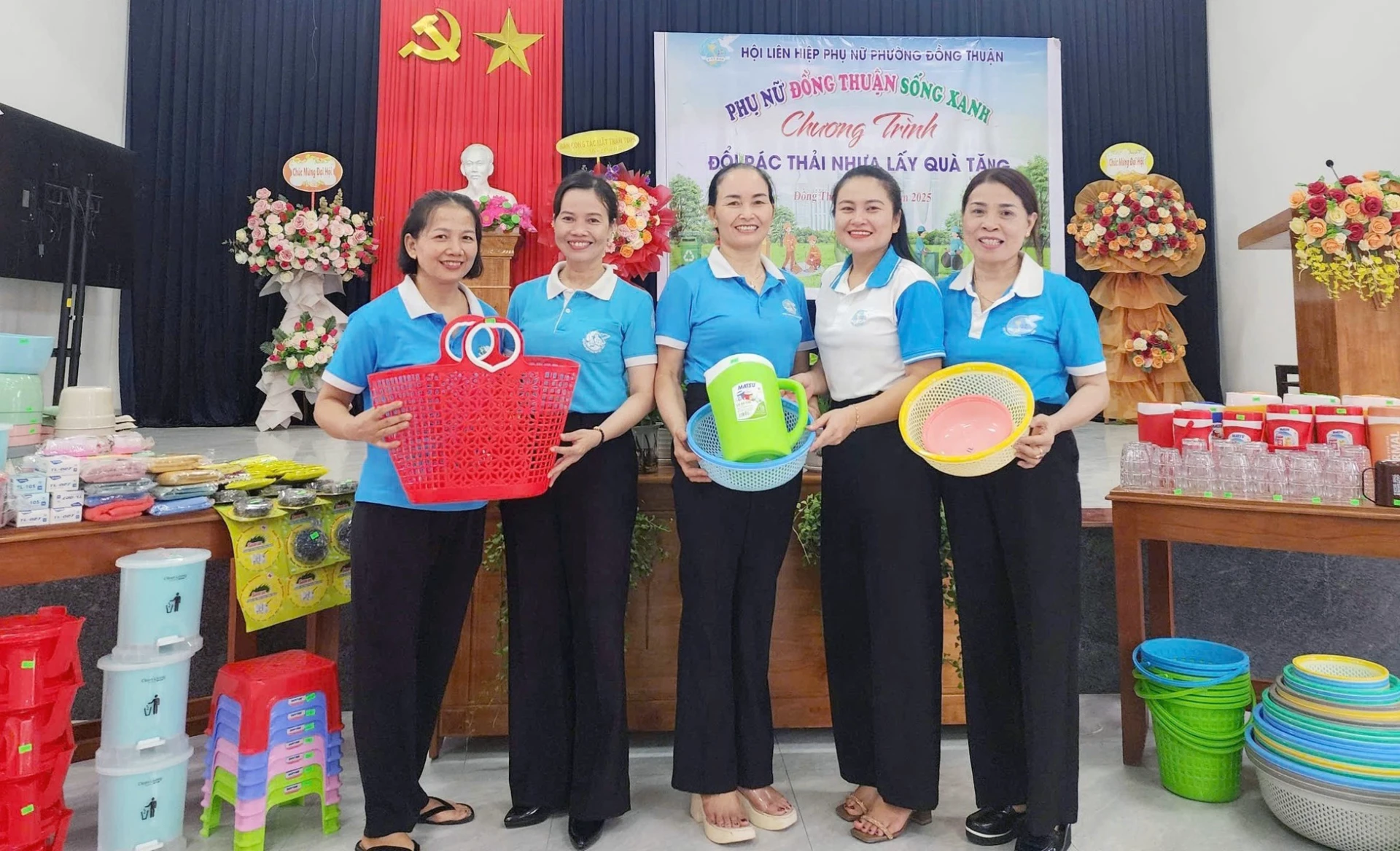 Chương trình đổi rác thải nhựa lấy quà tặng của Hội Liên hiệp Phụ nữ phường Đồng Thuận - Ảnh: PV