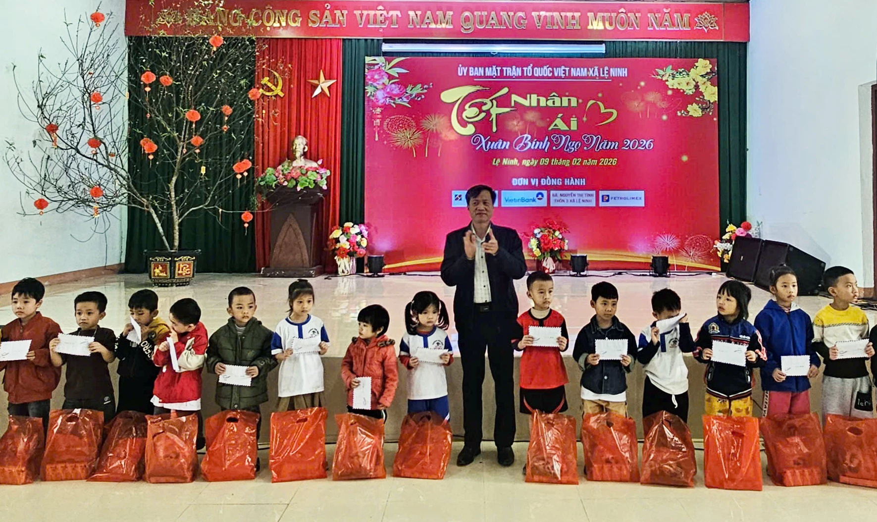 Lãnh đạo xã Lệ Ninh trao tặng quà Tết cho học sinh có hoàn cảnh khó khăn trên địa bàn - Ảnh: HM