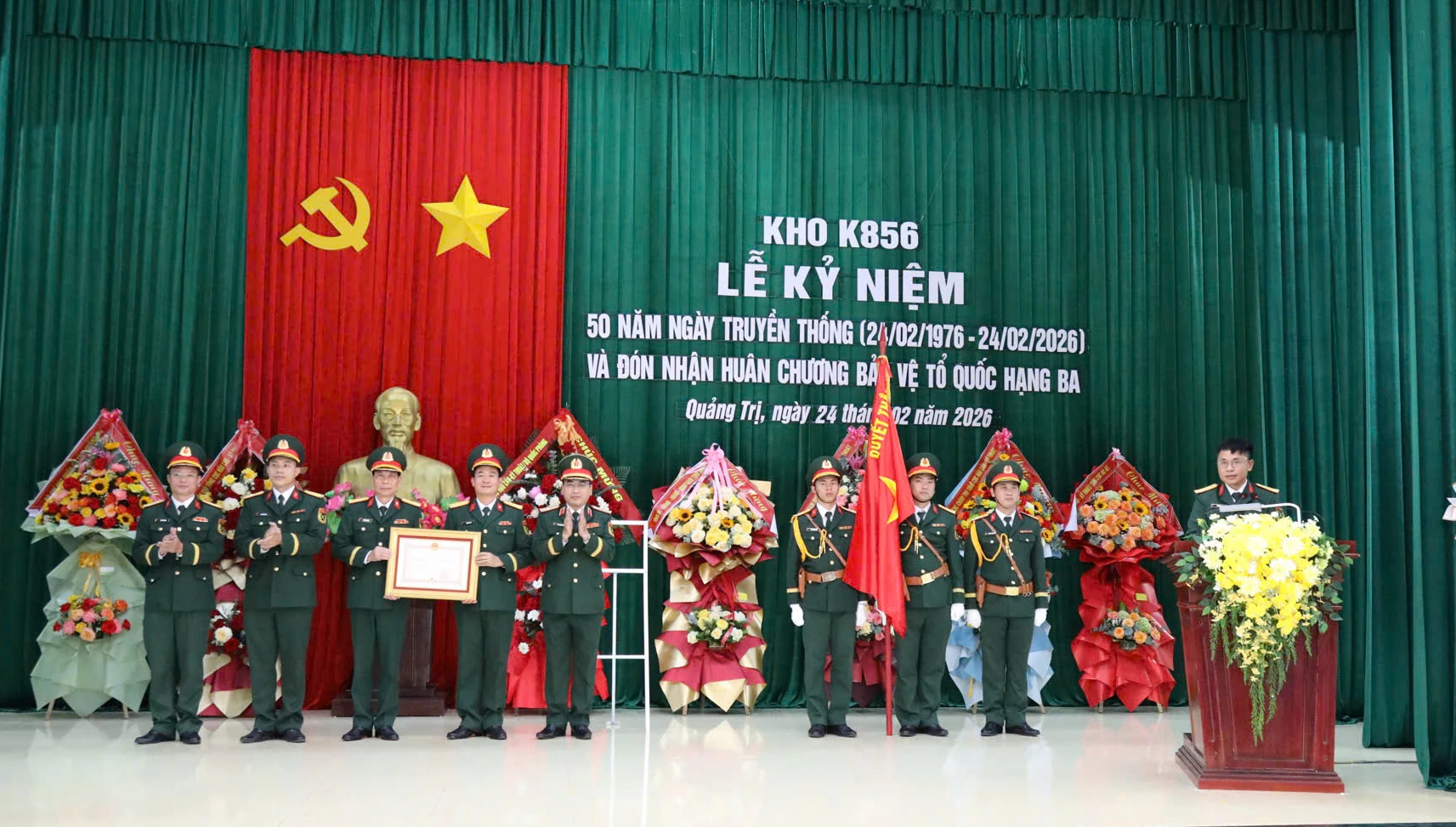 Kho K856 vinh dự được Nhà nước tặng thưởng Huân chương bảo vệ Tổ quốc hạng Ba - Ảnh: Hoàng Hùng