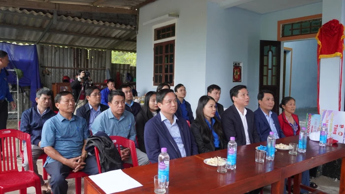 Trao “Nhà nhân ái” cho hộ gia đình khó khăn