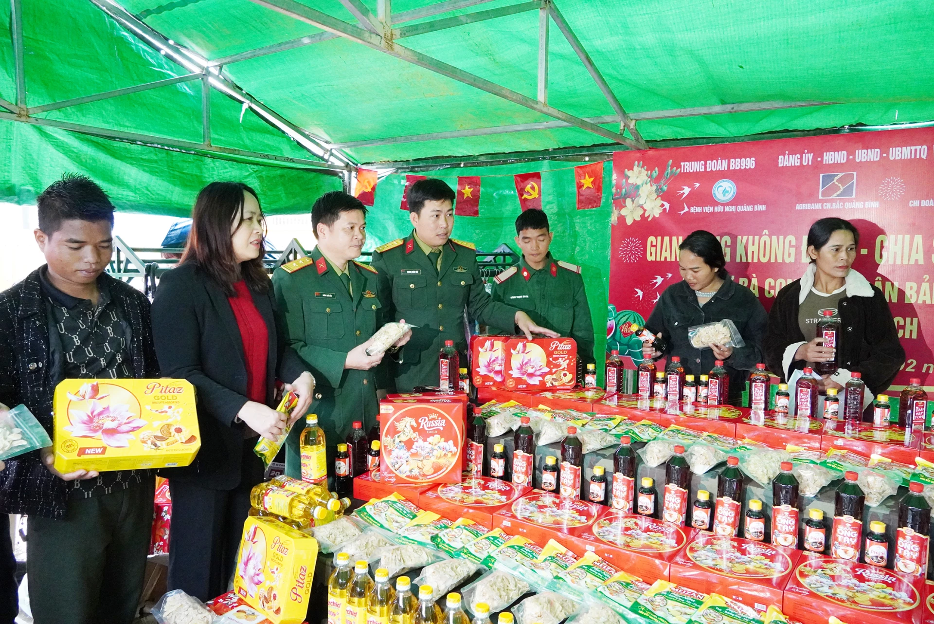 Gian hàng 0 đồng với nhiều mặt hàng đa dạng, phong phú phục vụ bà con - Ảnh: C.N