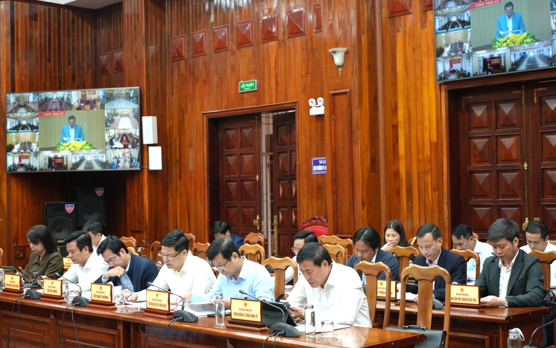 Các đại biểu tham dự phiên họp tại UBND tỉnh - Ảnh: T.Đ