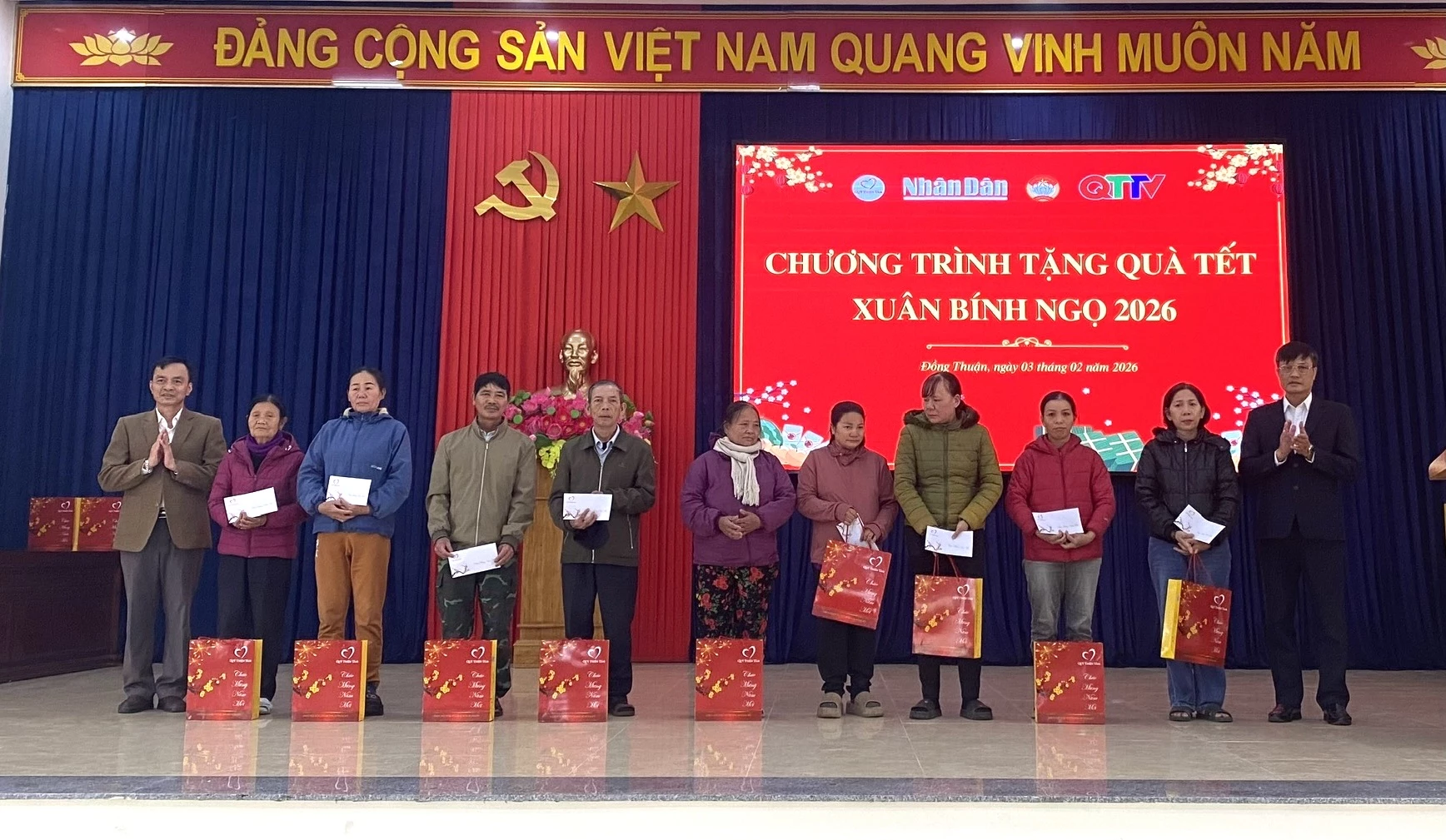 Đại diện Báo Nhân dân và lãnh đạo phường Đồng Thuận trao quà cho các gia đình có hoàn cảnh khó khăn - Ảnh: NL