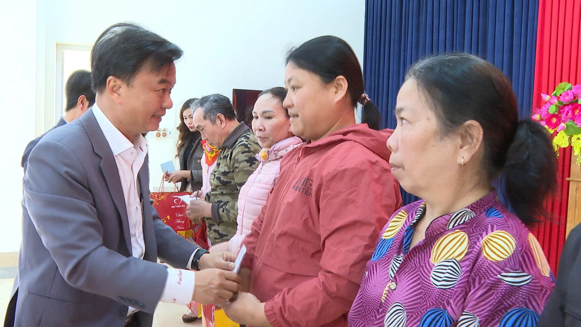 Đồng chí Nguyễn Chiến Thắng - Phó Bí thư Tỉnh ủy, Chủ tịch Ủy ban MTTQ Việt Nam tỉnh trao quà cho các hộ gia đình có hoàn cảnh khó khăn tại phường Đồng Thuận - Ảnh: NL