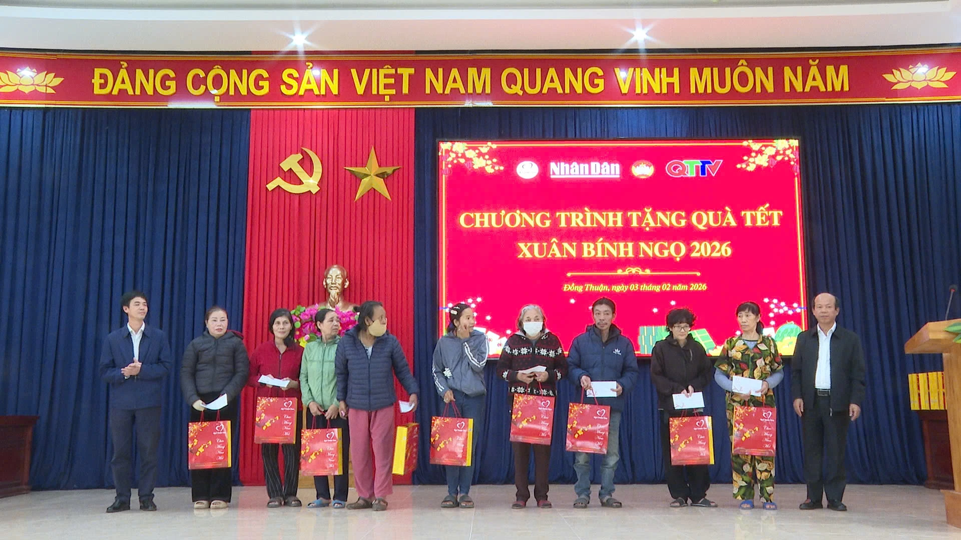 Lãnh đạo Báo và PT -TH Quảng Trị trao quà cho các gia đình có hoàn cảnh khó khăn - Ảnh: NL