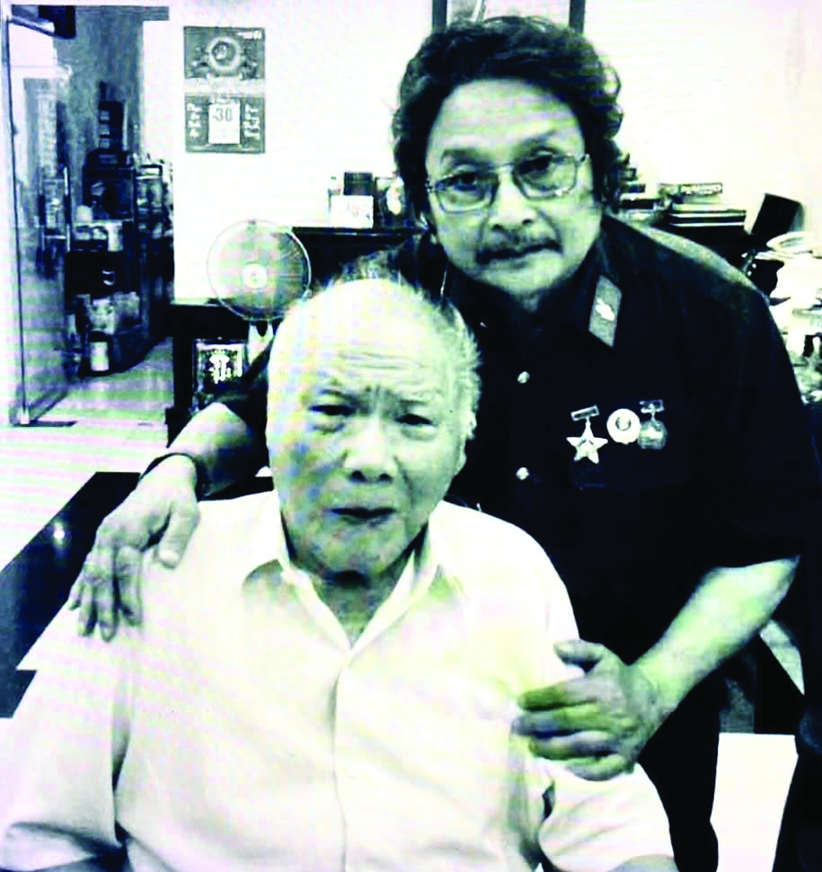 Cựu chiến binh Lê Trí Dũng và cựu chính ủy Bùi Tùng, năm 2019 - Ảnh: NVCC