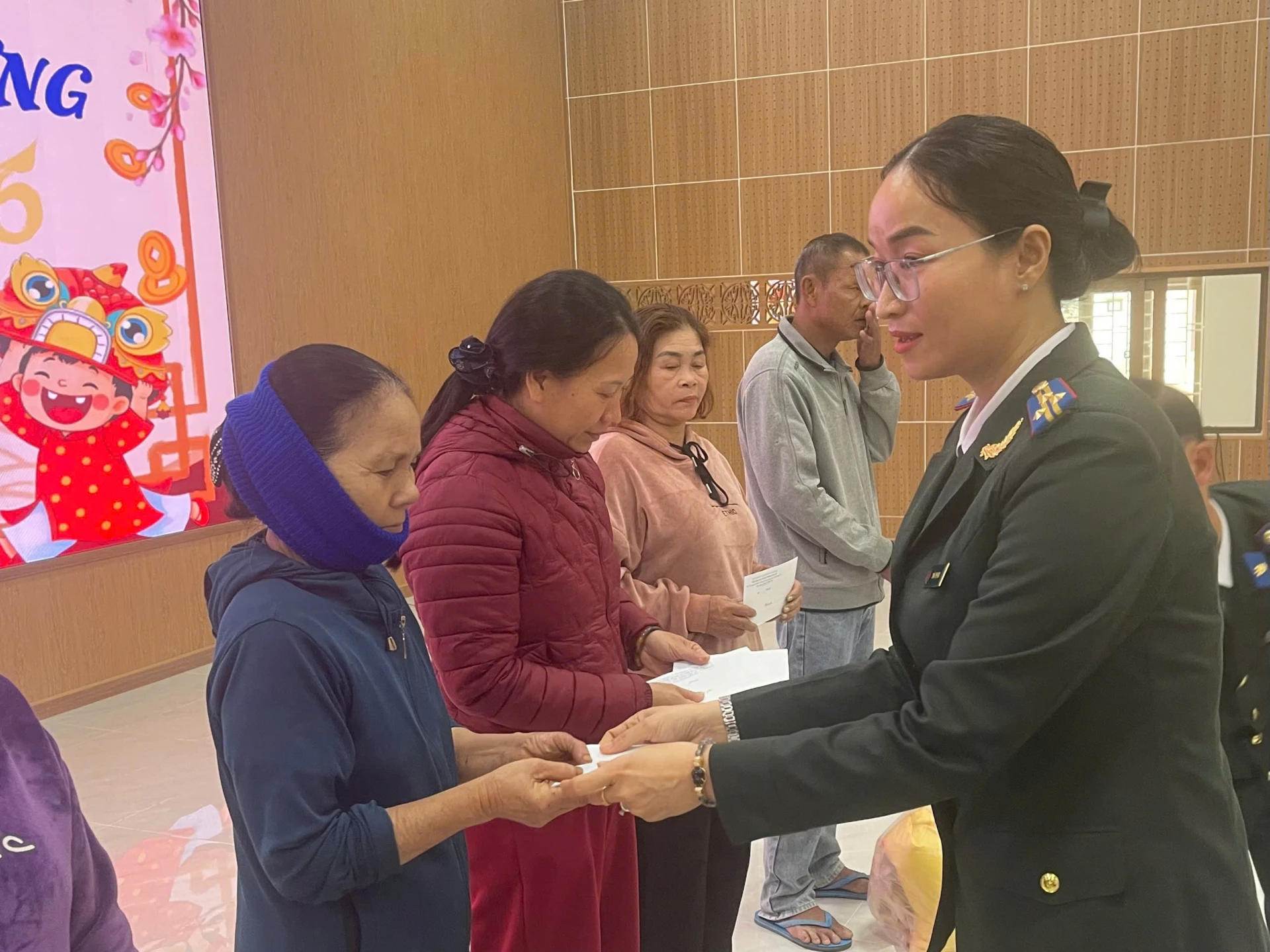 Bà Trần Thị Hoa, Phó trưởng thi hành dân sự tỉnh Quảng Trị trao tận tay những món quà Tết cho người dân Khe Sanh - Ảnh: Hoàng Hùng