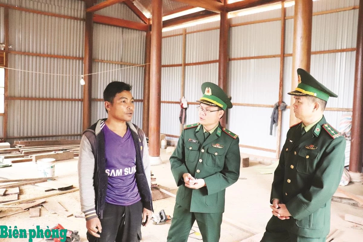 Cán bộ Biên phòng thường xuyên trao đổi, bàn bạc công việc với người dân trong quá trình xây dựng nhà. Ảnh: Viết Lam