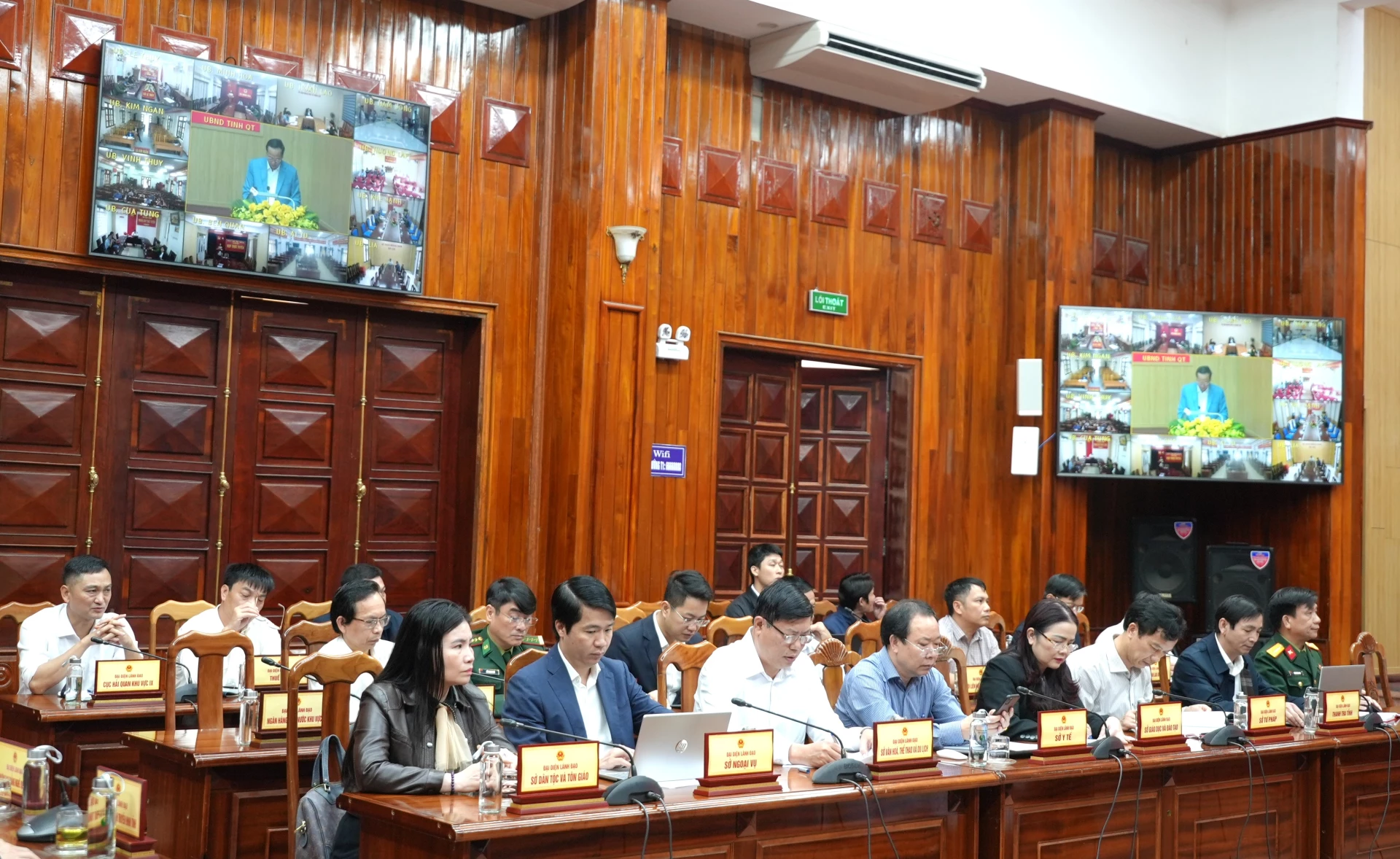 Các đại biểu tham dự phiên họp tại UBND tỉnh - Ảnh: T.Đ