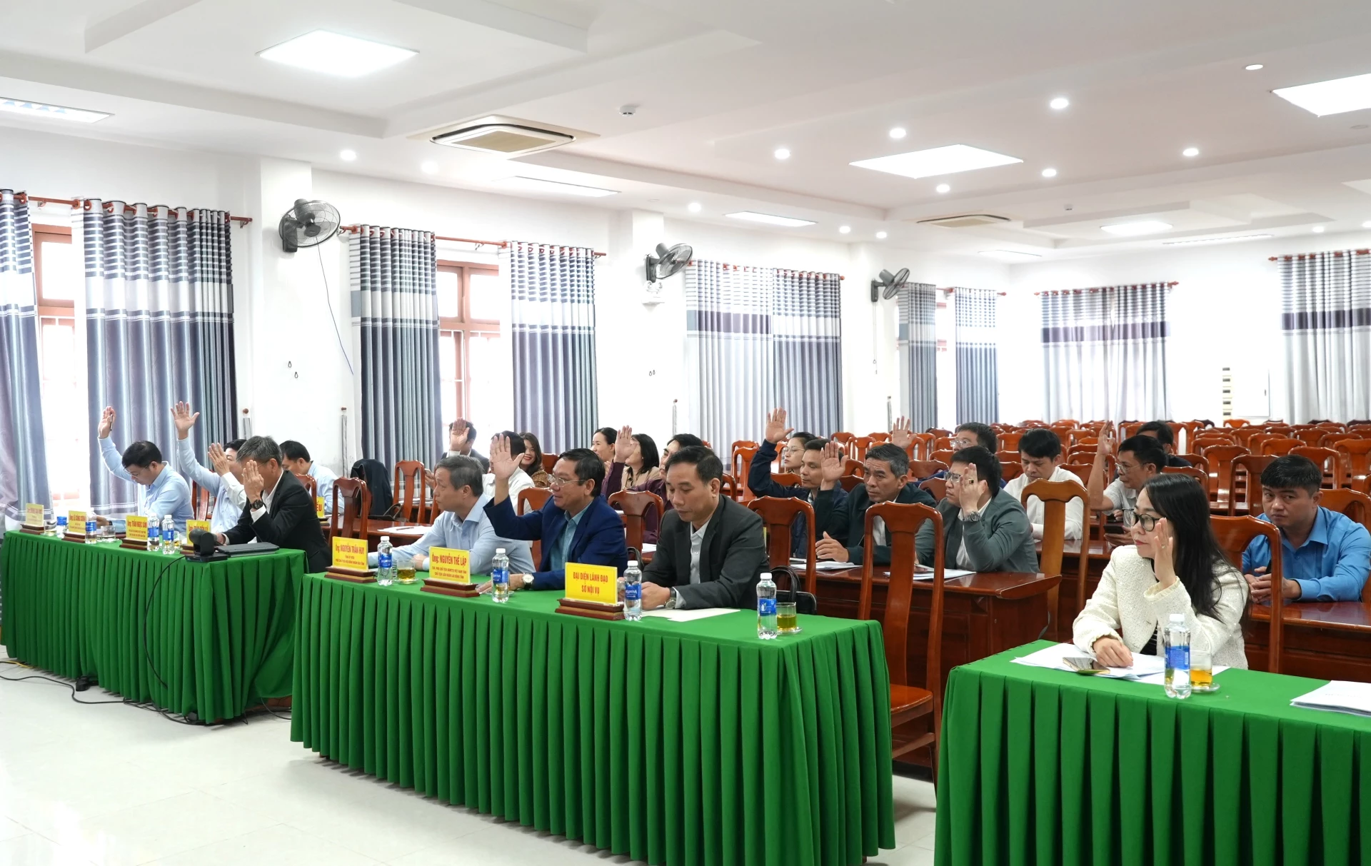 100% đại biểu biểu quyết thông qua danh sách những người đủ tiêu chuẩn ứng cử đại biểu Quốc hội khóa XVI trên địa bàn tỉnh - Ảnh: T.Đ 