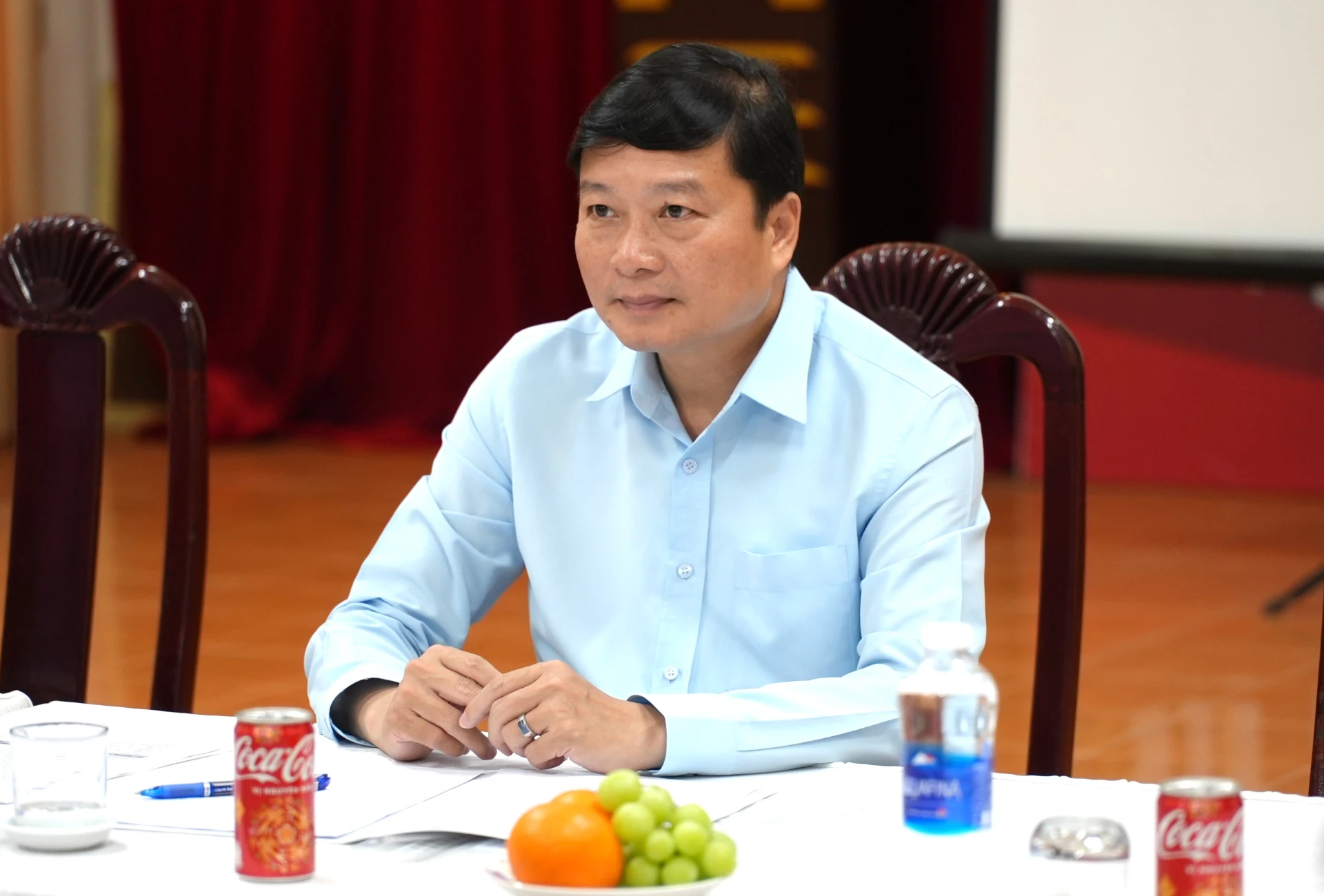 Đồng chí Lê Hồng Vinh, Chủ tịch UBND tỉnh chủ trì buổi làm việc với Công ty Cổ phần xi măng Sông Gianh và Công ty Cổ phần vật liệu xây dựng Việt Nam - Ảnh: T.Đ