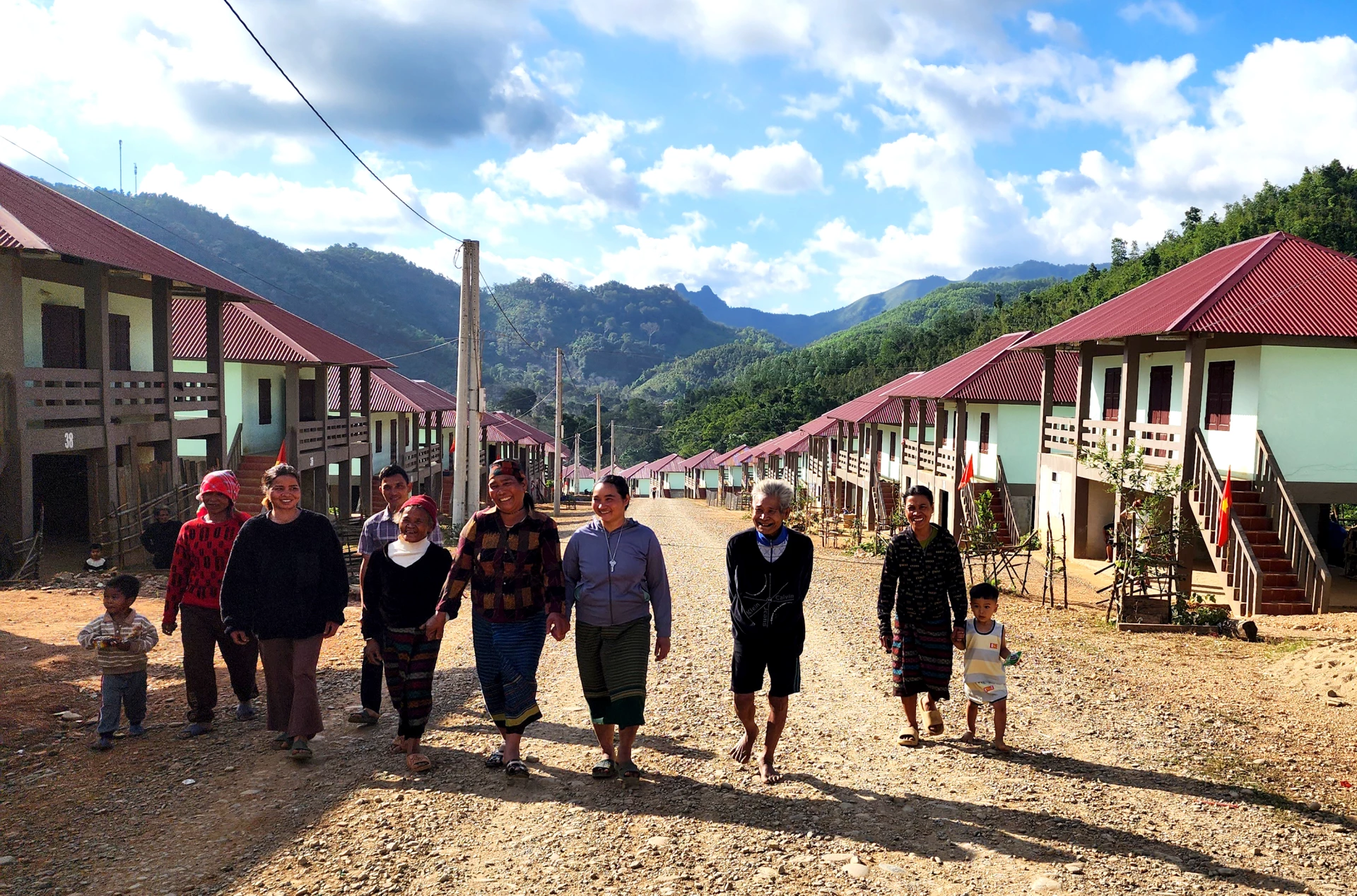 Niềm vui của bà Hồ Thị Con và đồng bào Bru-Vân Kiều tại “thôn nghĩa tình Sơn Hải”, xã Hướng Lập, tỉnh Quảng Trị- Ảnh: T.L