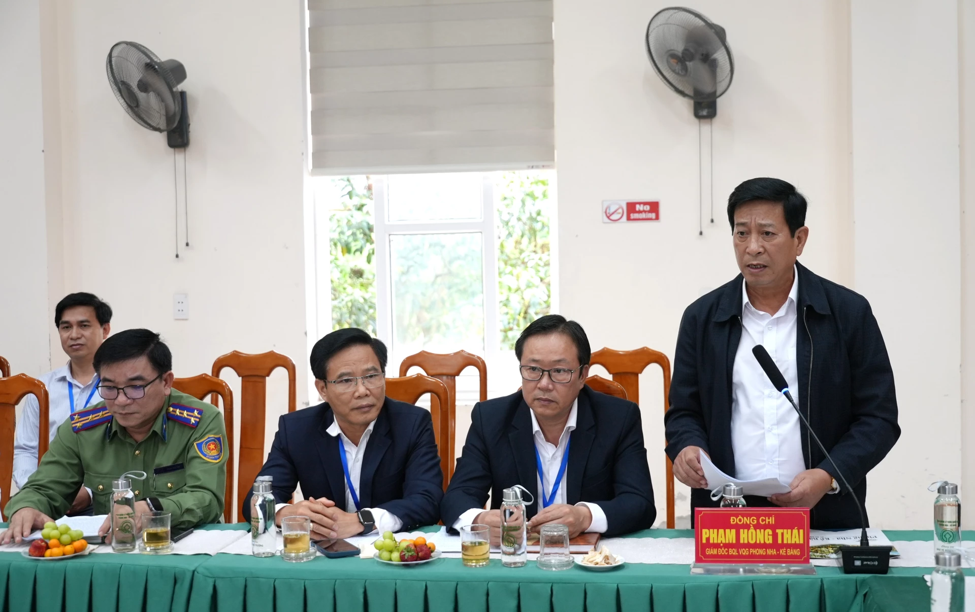 Lãnh đạo BQL Vườn Quốc gia Phong Nha – Kẻ Bàng báo cáo kết quả thực hiện nhiệm vụ năm 2025 - Ảnh: T.Đ