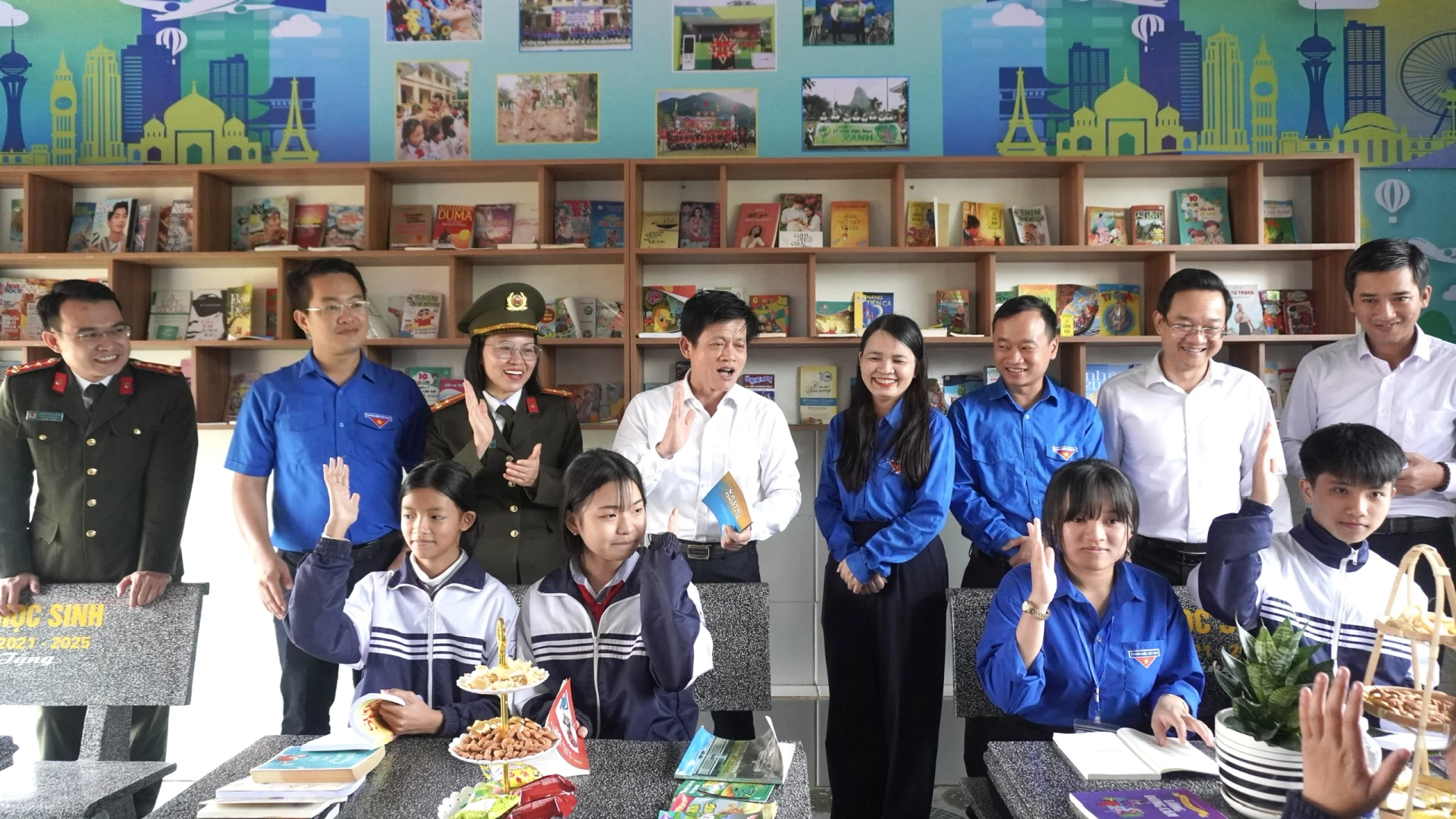 Đồng chí Phó Chủ tịch UBND tỉnh Lê Văn Bảo cùng các đại biểu tham quan Thư viện xanh tại Trường THCS Tân Ninh (xã Ninh Châu, tỉnh Quảng Trị) - Ảnh: H.T