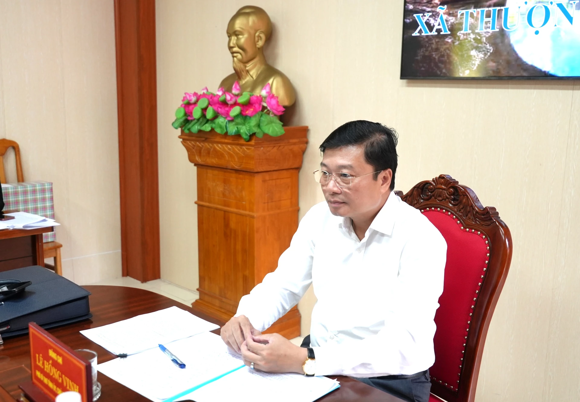 Đồng chí Lê Hồng Vinh, Chủ tịch UBND tỉnh chủ trì buổi làm việc với xã Thượng Trạch- Ảnh: T.Đ