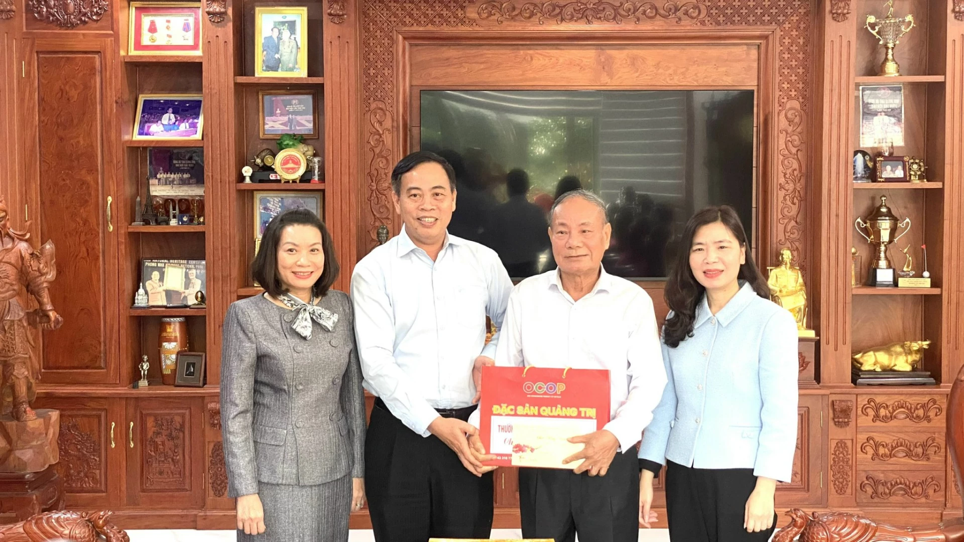 2.	Đồng chí Nguyễn Đăng Quang, Phó Bí thư Tỉnh ủy, Chủ tịch HĐND tỉnh thăm và chúc Tết gia đình đồng chí Phan Lâm Phương - Ảnh: NL