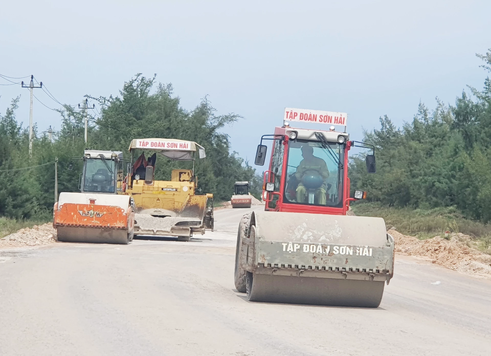 Công ty TNHH Tập đoàn Sơn Hải đang thi công gói thầu XL-05 trên địa bàn xã Cam Hồng. Ảnh: B.T