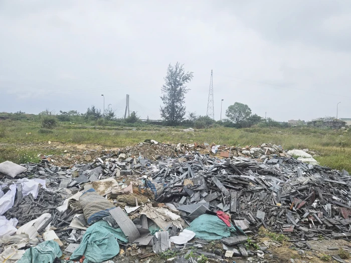 Thông tin tiếp bài “Nhiều bãi tập kết vật liệu xây dựng hoạt động không phép”: Đề nghị chấm dứt cho thuê đất để tập kết vật liệu và rác phế thải