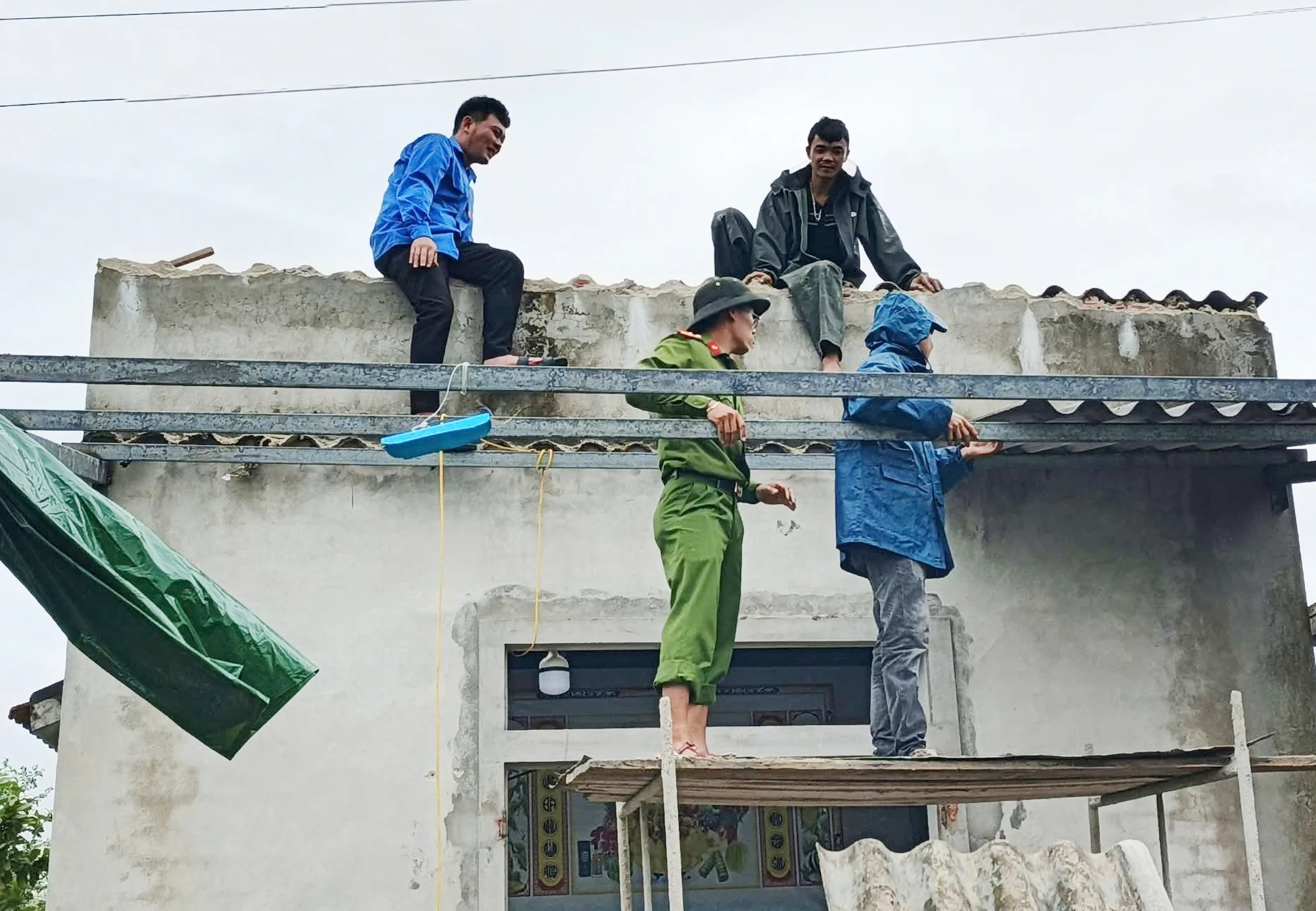 Các lực lượng chức năng xã Sen Ngư hỗ trợ các gia đình di dời đồ đạc, tài sản để bàn giao mặt bằng cho đơn vị thi công dự án. Ảnh: B.T