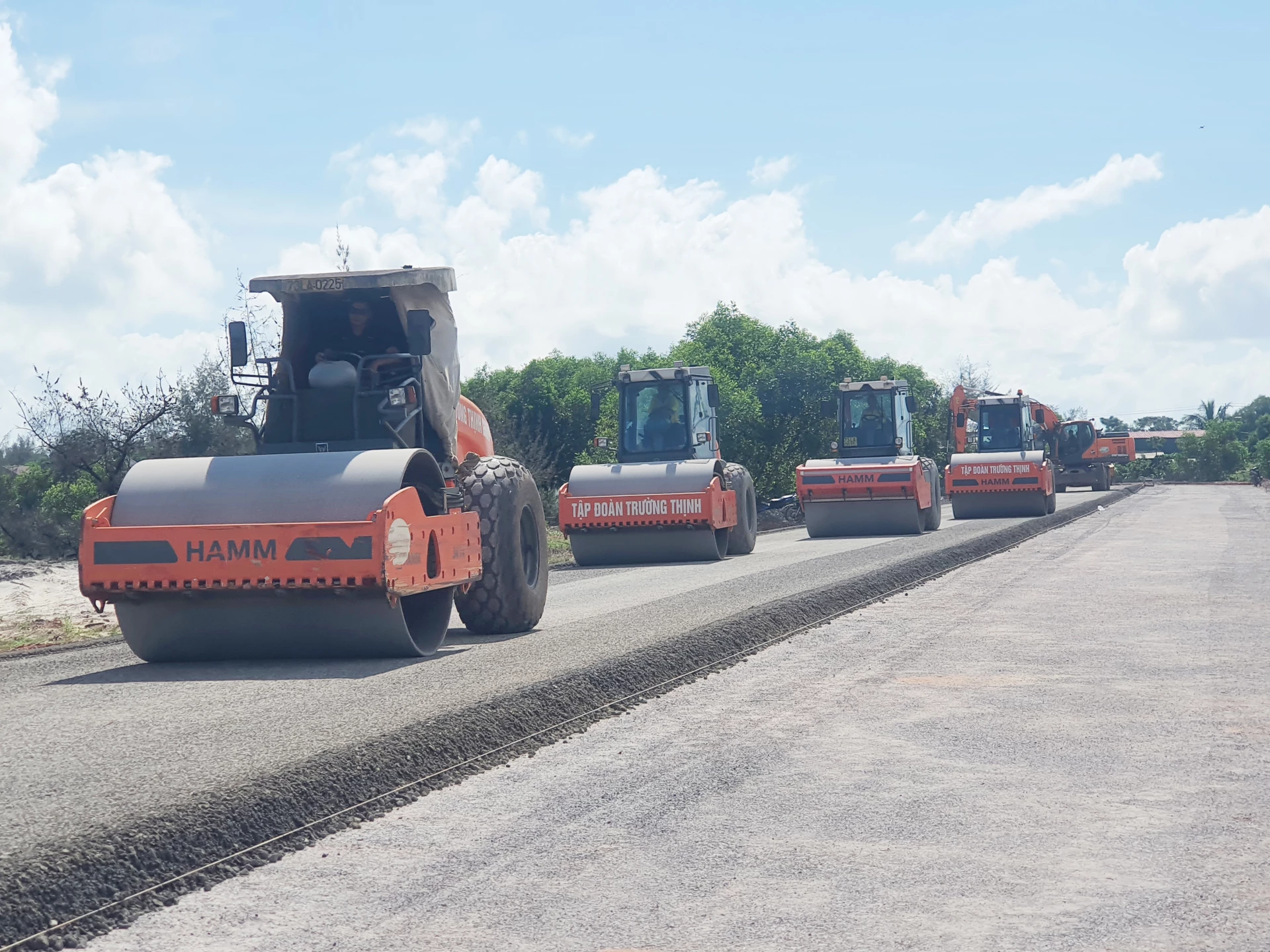 Công ty CP Tập đoàn Trường Thịnh đang thi công gói thầu số XL-06 trên địa bàn xã Sen Ngư. Ảnh: B.T