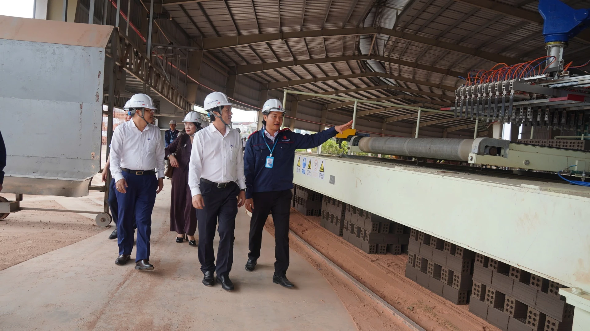 Phó Chủ tịch Thường trực UBND tỉnh Hoàng Nam tham quan Nhà máy Gạch Tuynel công nghệ cao Hạ Long tại Cụm công nghiệp Hải Chánh, xã Nam Hải Lăng -Ảnh: T.H