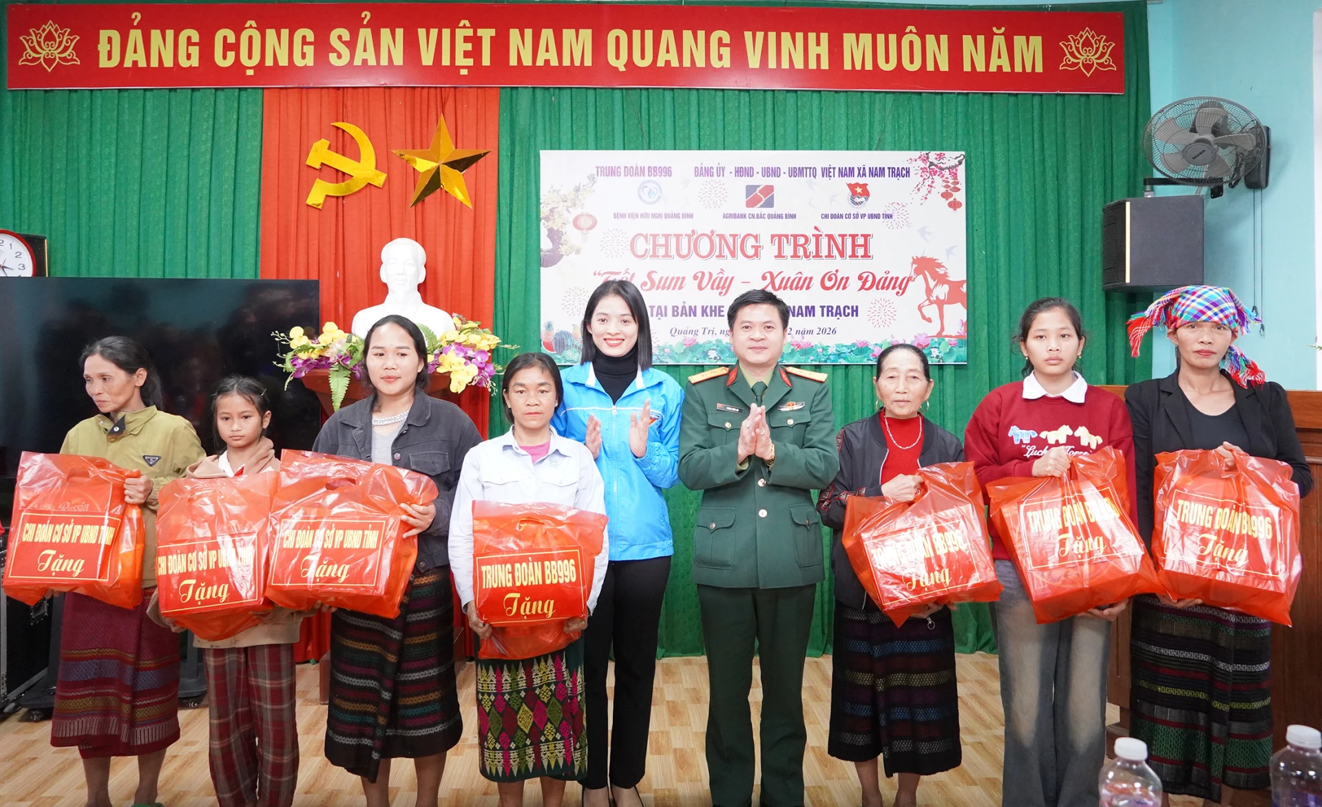 Đại diện lãnh đạo Trung đoàn BB996 và đơn vị đồng hành tặng quà cho bà con bản Khe Ngát - Ảnh: C.N