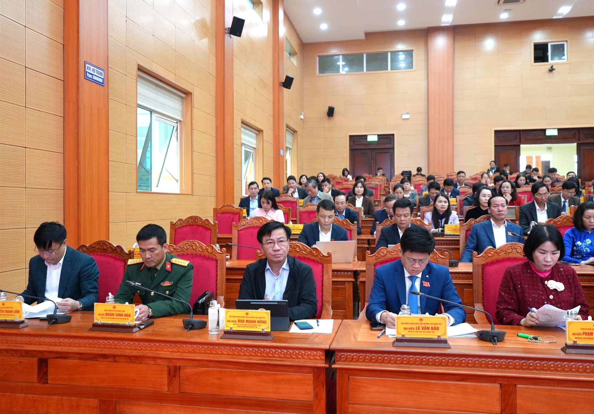 Các đồng chí trong Ban Thường vụ Tỉnh ủy tham dự hội nghị - Ảnh: T.Đ