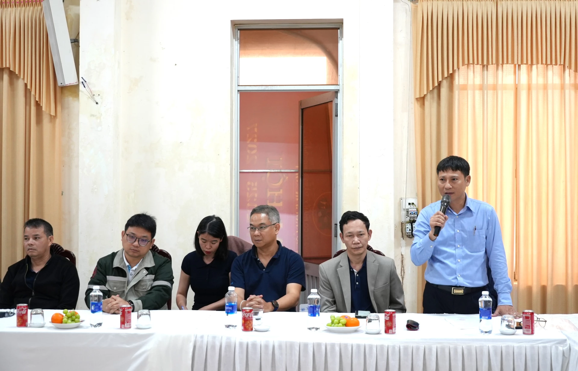 Đại diện Công ty Cổ phần vật liệu xây dựng Việt Nam báo cáo tình hình sản xuất, kinh doanh thời gian qua - Ảnh: T.Đ