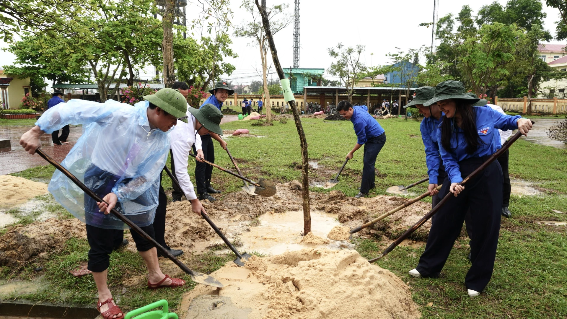 Đồng chí Phó Chủ tịch UBND tỉnh Lê Văn Bảo cùng các đại biểu tham gia trồng cây - Ảnh: H.T