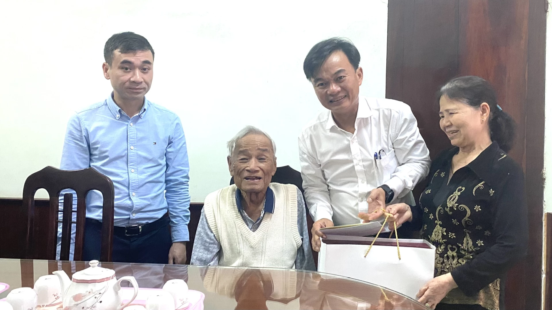 Đồng chí Nguyễn Chiến Thắng thăm và chúc Tết đồng chí Nguyễn Bường, nguyên Phó Bí thư Tỉnh ủy, nguyên Chủ tịch UBND tỉnh - Ảnh: NL