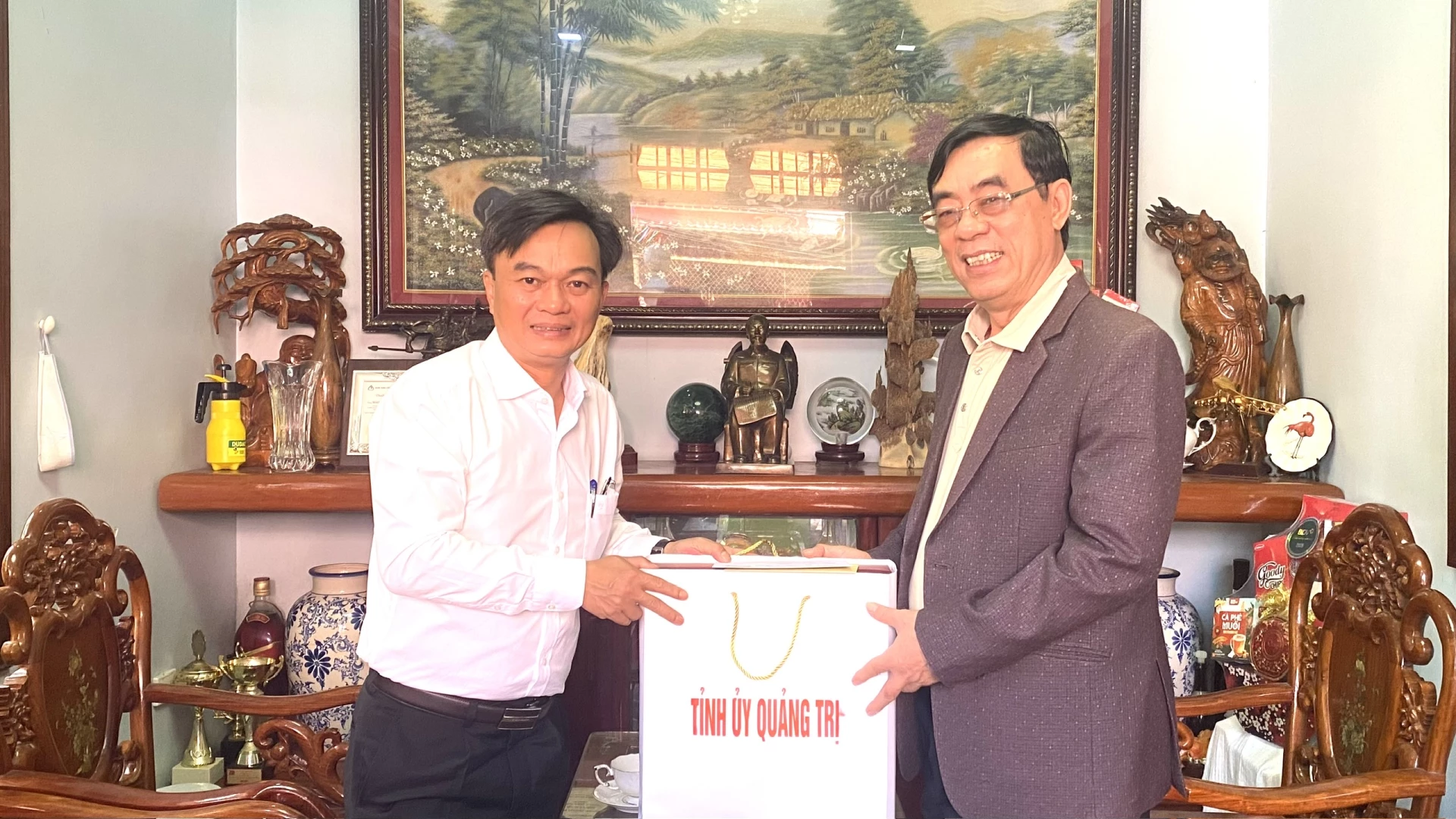 Đồng chí Nguyễn Chiến Thắng thăm và chúc Tết đồng chí Nguyễn Đức Chính, nguyên Phó Bí thư Tỉnh ủy, nguyên Chủ tịch UBND tỉnh - Ảnh: NL