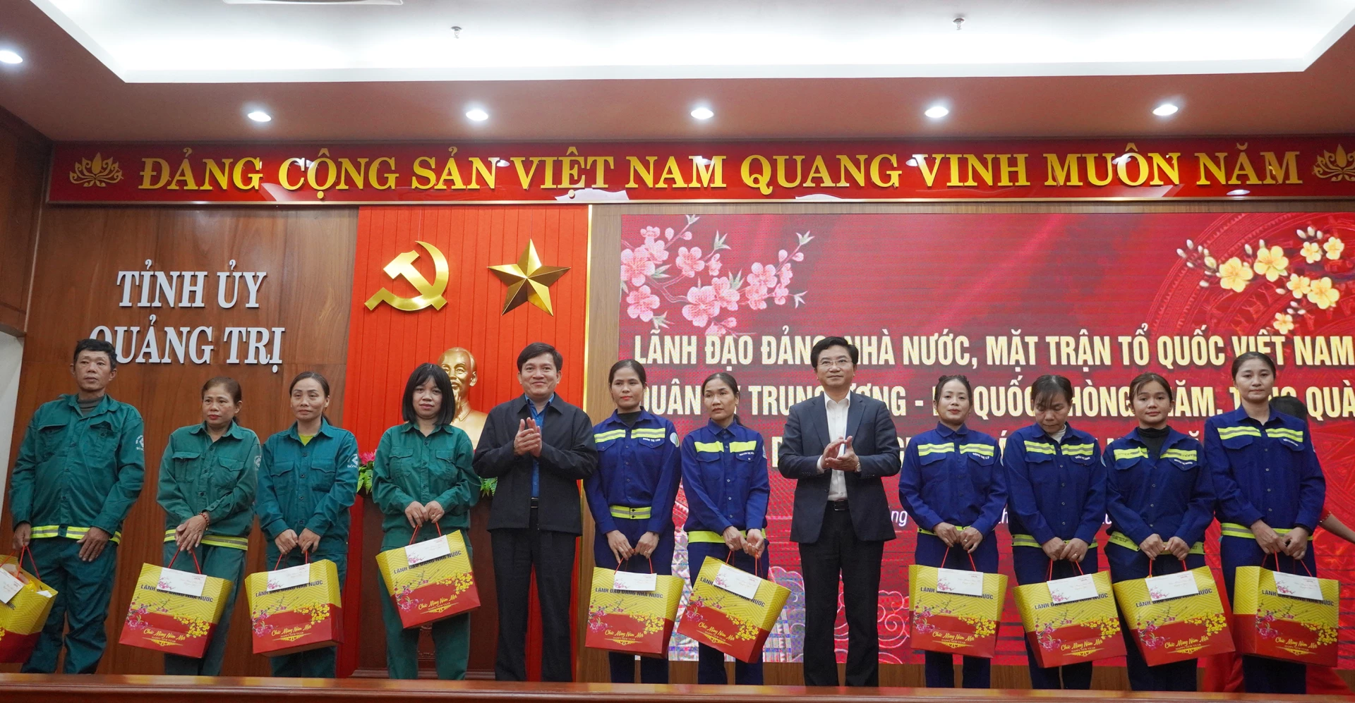 Đồng chí Nguyễn Xuân Hùng, Phó Chủ tịch Tổng Liên đoàn Lao động Việt Nam và đồng chí Trương An Ninh, Trưởng Ban Tuyên giáo và Dân vận Tỉnh ủy trao quà Tết cho các công nhân hoàn cảnh khó khăn - Ảnh: X.P