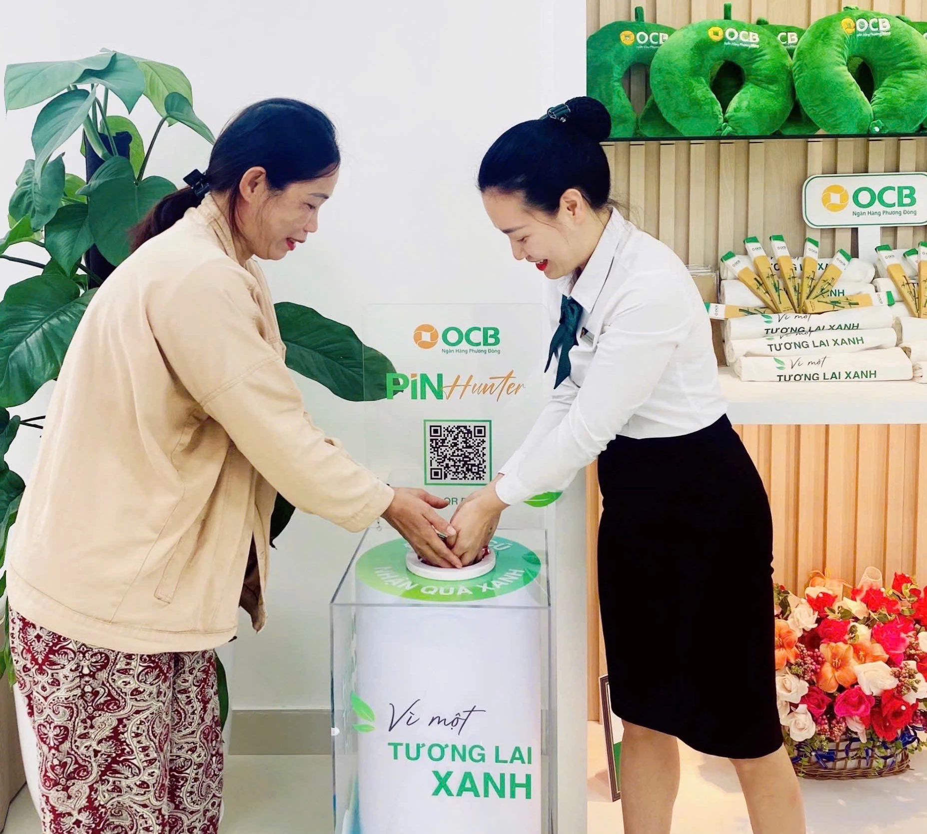 Khách hàng chỉ cần mang tối thiểu 15 viên pin đã qua sử dụng đến điểm thu gom là có thể đổi lấy những phần quà “xanh”, như: Hạt giống, túi canvas, ống hút tre, sổ tay tái chế...-Ảnh T.A