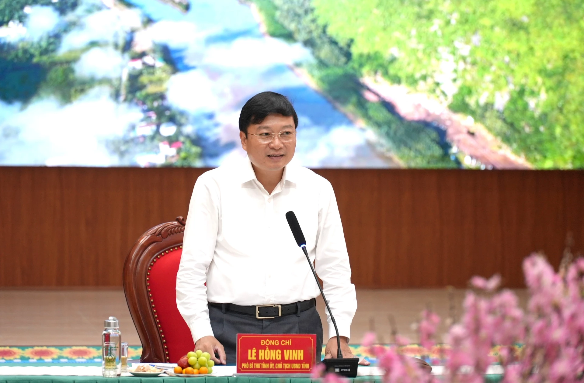 Đồng chí Lê Hồng Vinh, Chủ tịch UBND tỉnh đề nghị BQL Vườn Quốc gia Phong Nha - Kẻ Bàng bảo vệ rừng gắn với phát huy giá trị di sản một cách bền vững - Ảnh: T.Đ