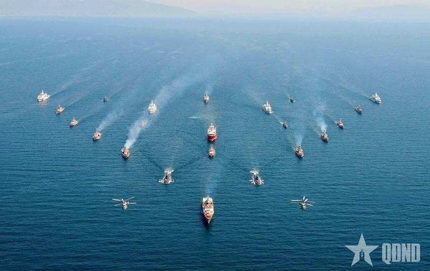 Bộ đội Hải quân huấn luyện trên biển.